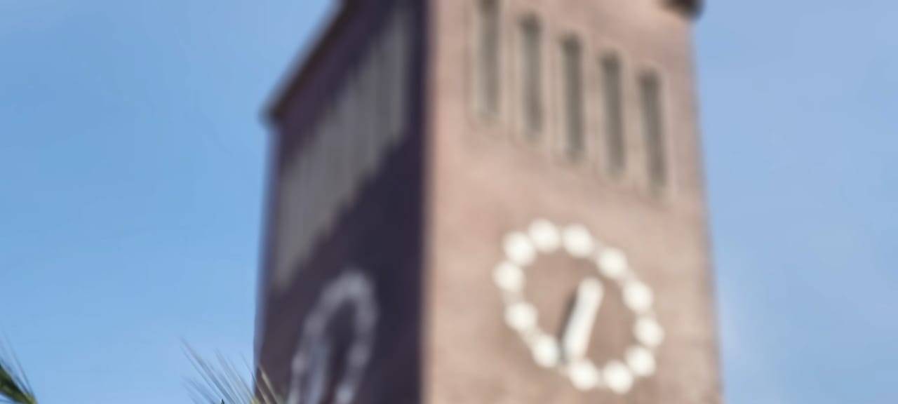 Der Uhrenturm am Düsseldorfer Hauptbahnhof.