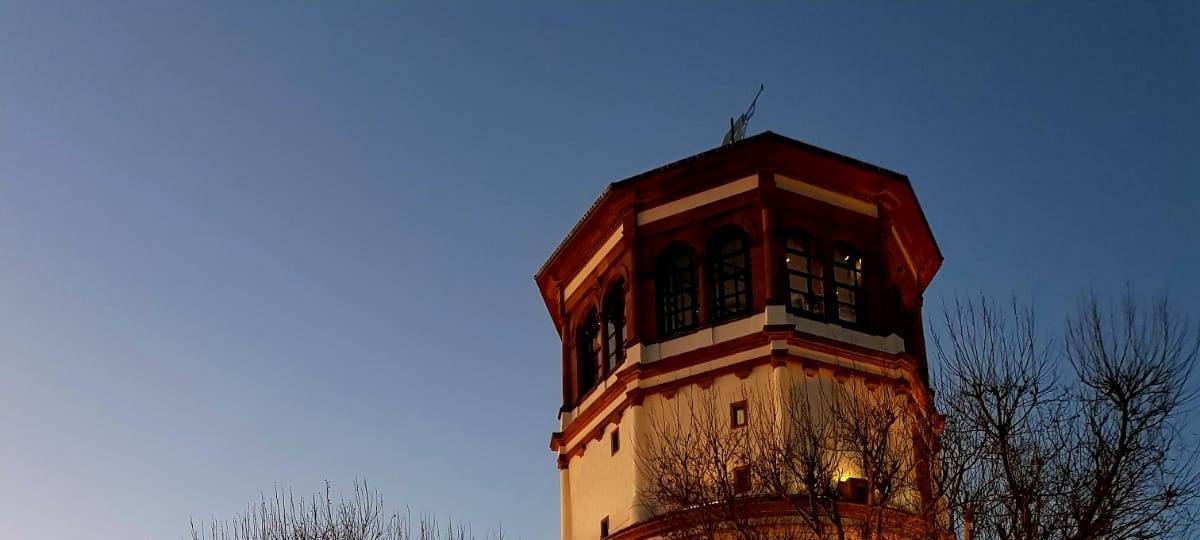 Der Schlossturm auf dem Burgplatz bei Sonnenuntergang.