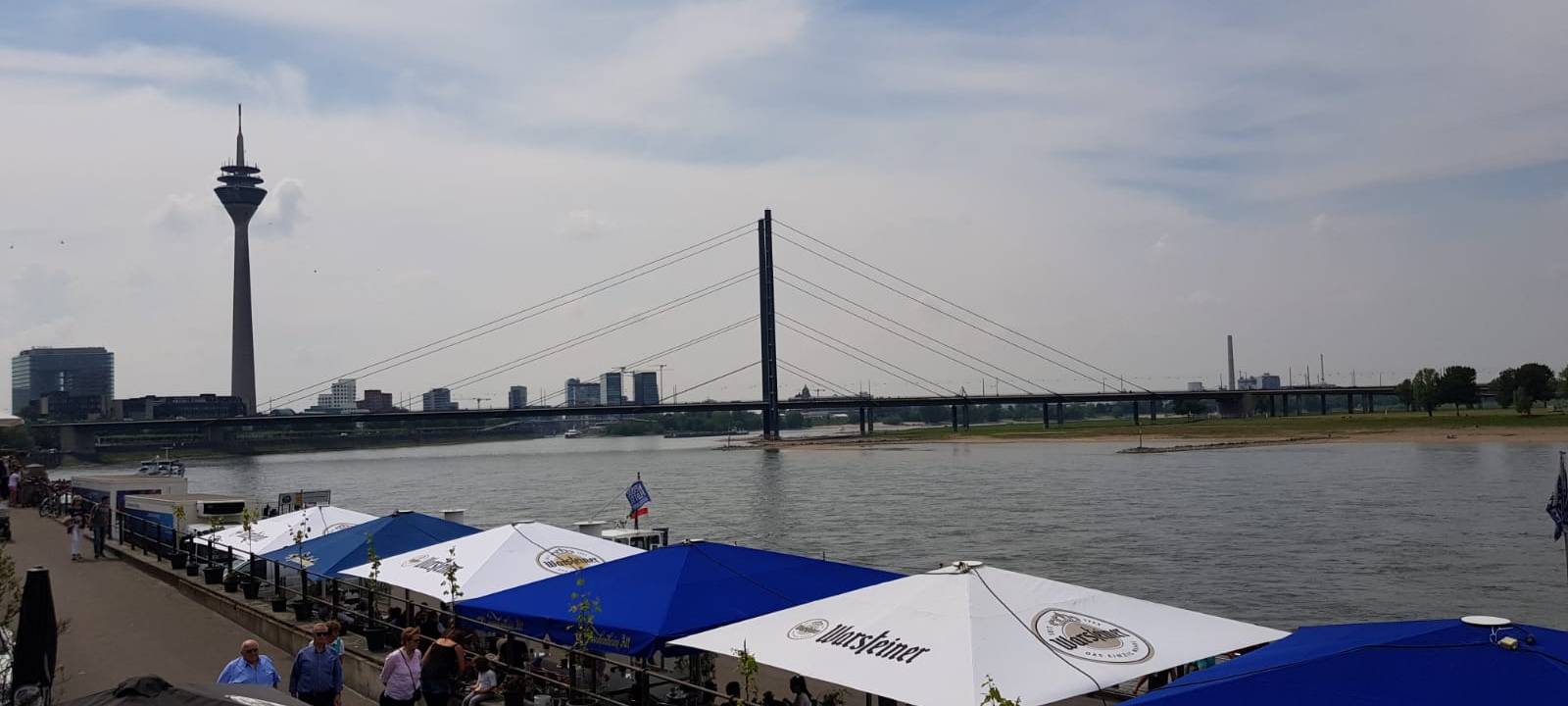 Ansicht der Düsseldorfer Kasematten. Im Hintergrund sind Rheinturm und Rheinkniebrücke zu erkennen.