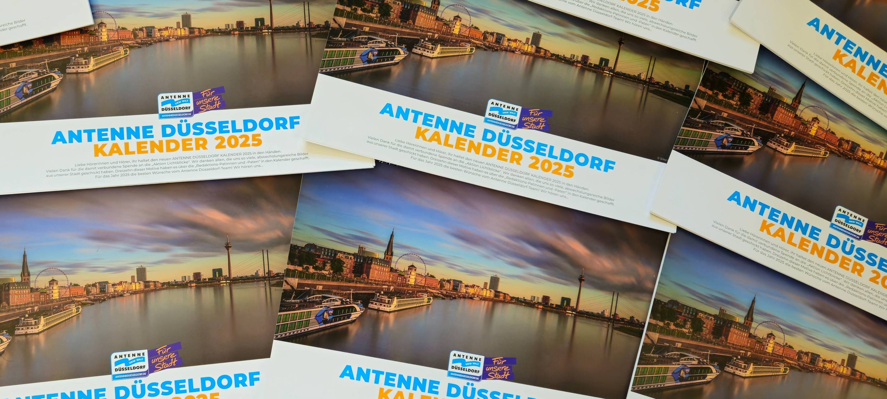 Viele Antenne Düsseldorf Kalender 2025 aufgefächert.