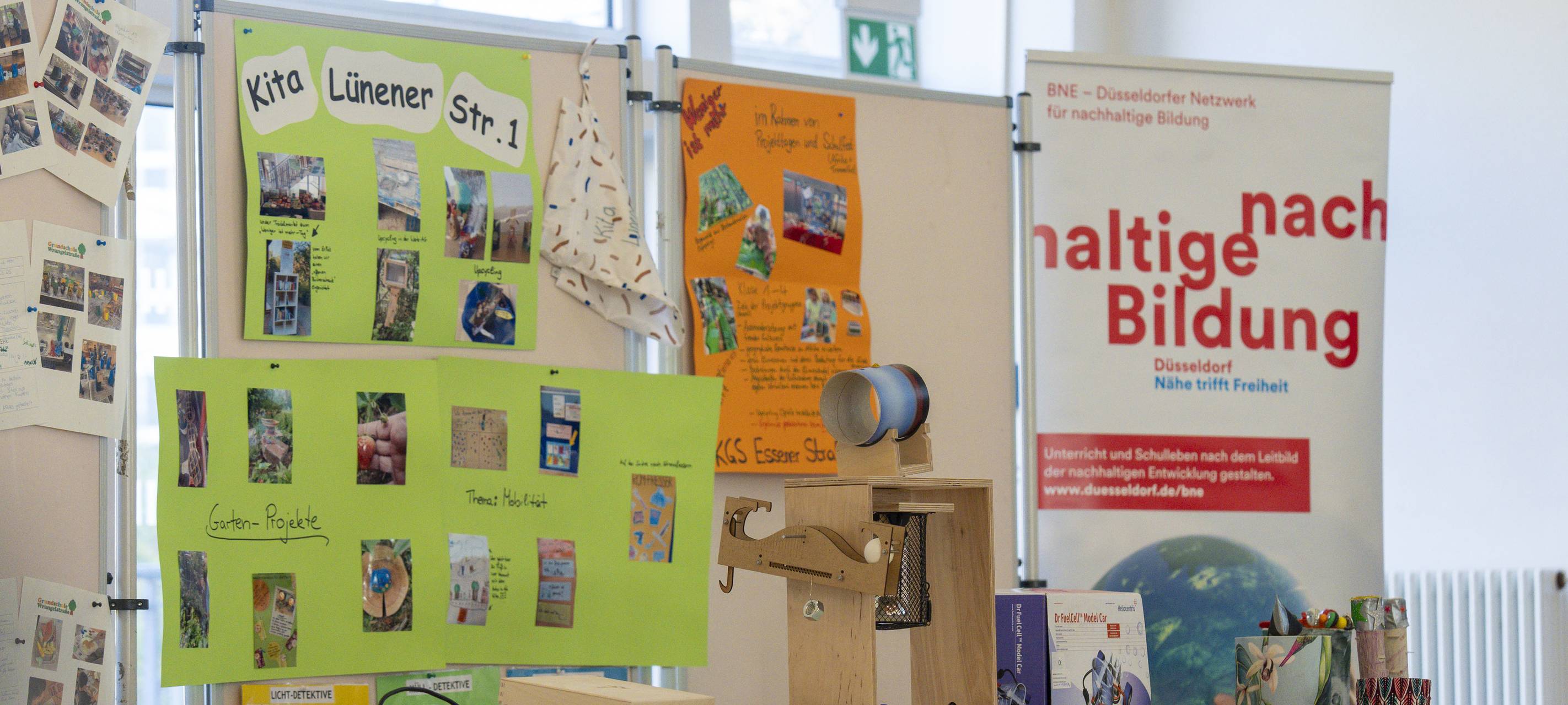KiTas und Schulen präsentieren Energie-Projekte auf Plakaten und an Ständen.