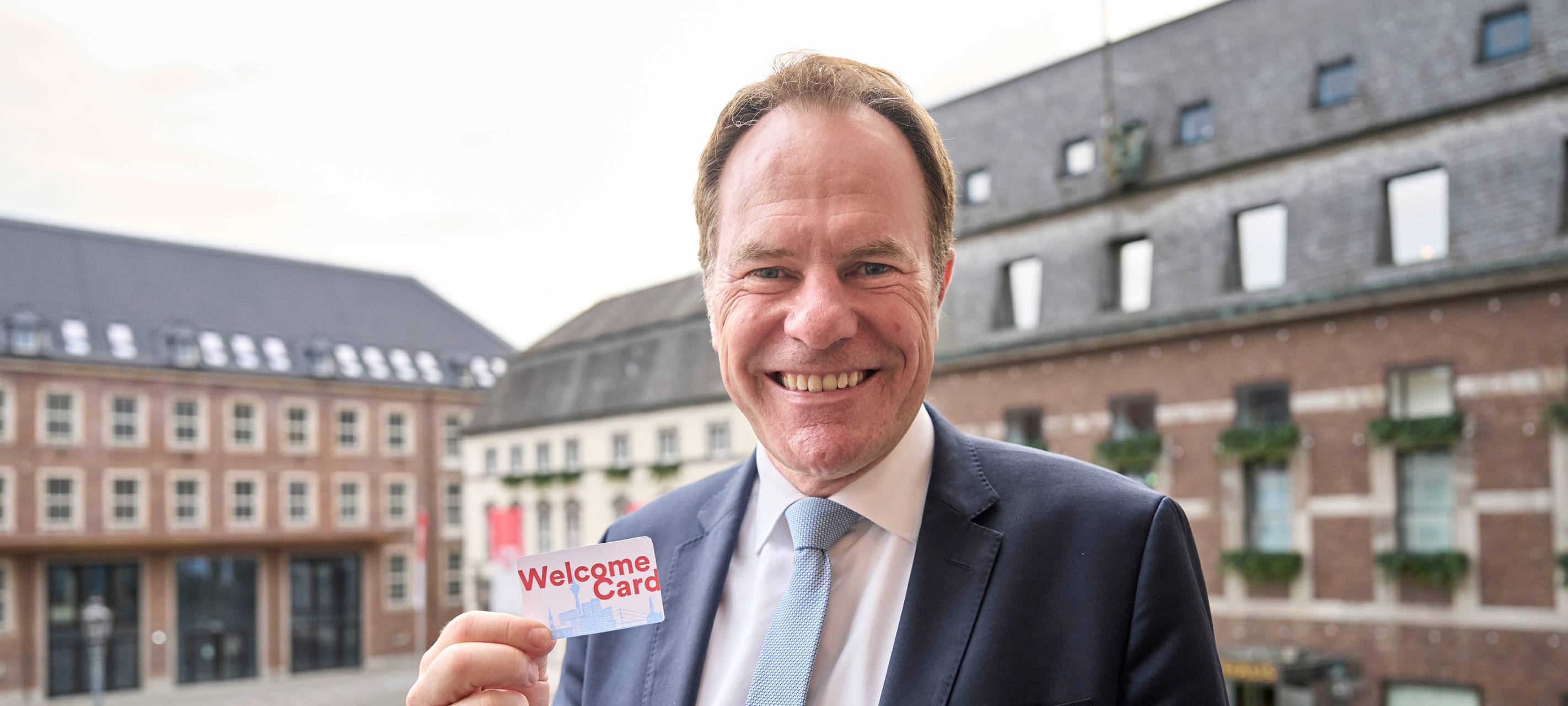 OB Keller präsentiert die neue WelcomeCard vor dem Düsseldorfer Rathaus