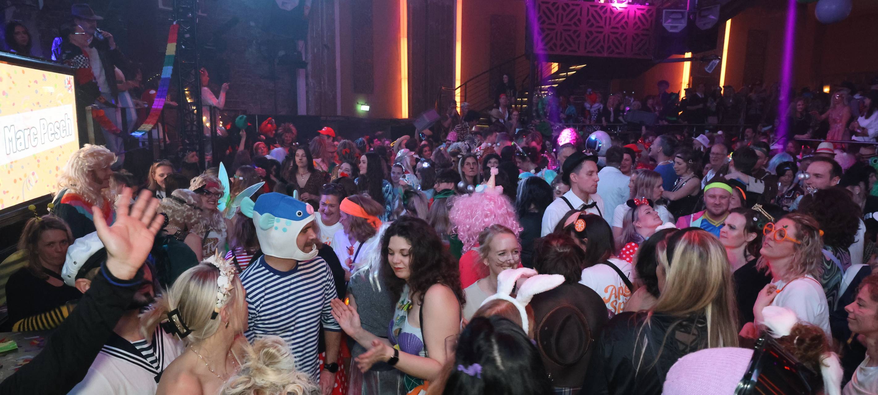 Verkleidete Menschen feiern bei der Altweiberparty von Antenne Düsseldorf in der Nachtresidenz.