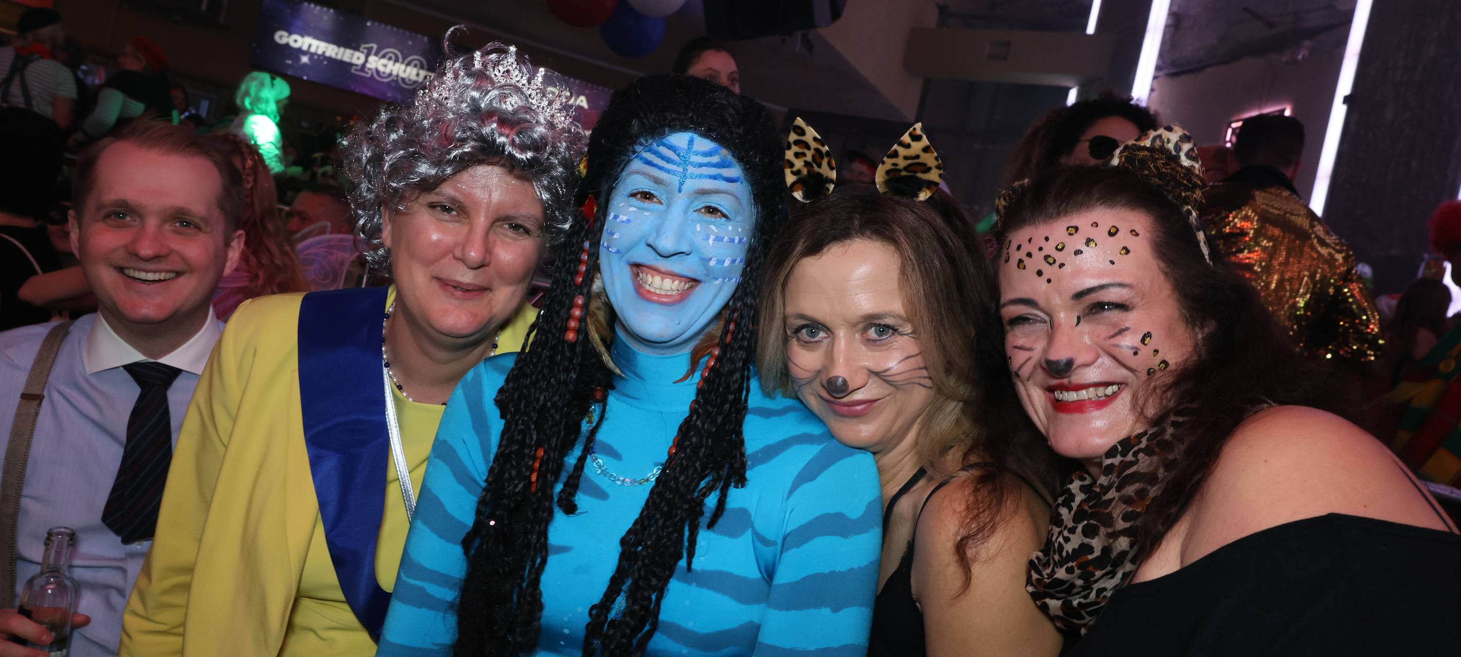 Verkleidete Menschen feiern bei der Altweiberparty von Antenne Düsseldorf in der Nachtresidenz.