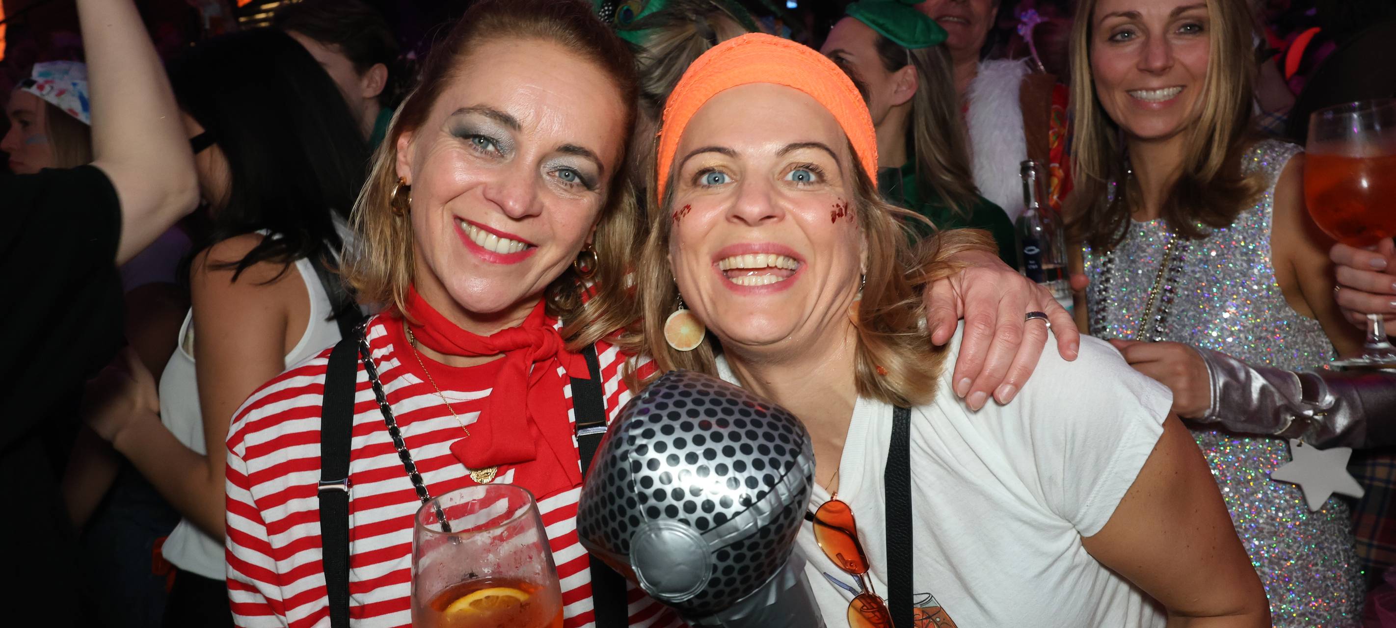 Verkleidete Menschen feiern bei der Altweiberparty von Antenne Düsseldorf in der Nachtresidenz.