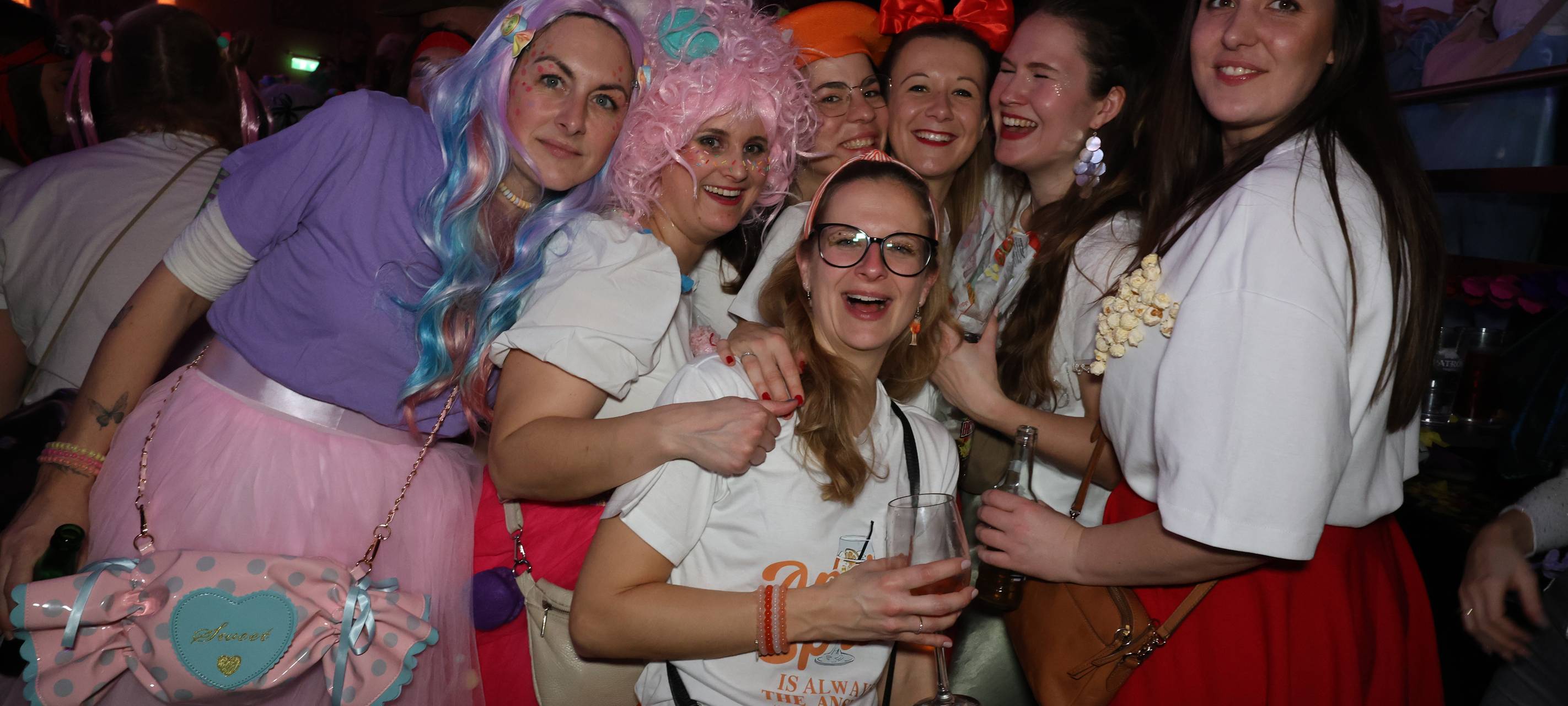 Verkleidete Menschen feiern bei der Altweiberparty von Antenne Düsseldorf in der Nachtresidenz.