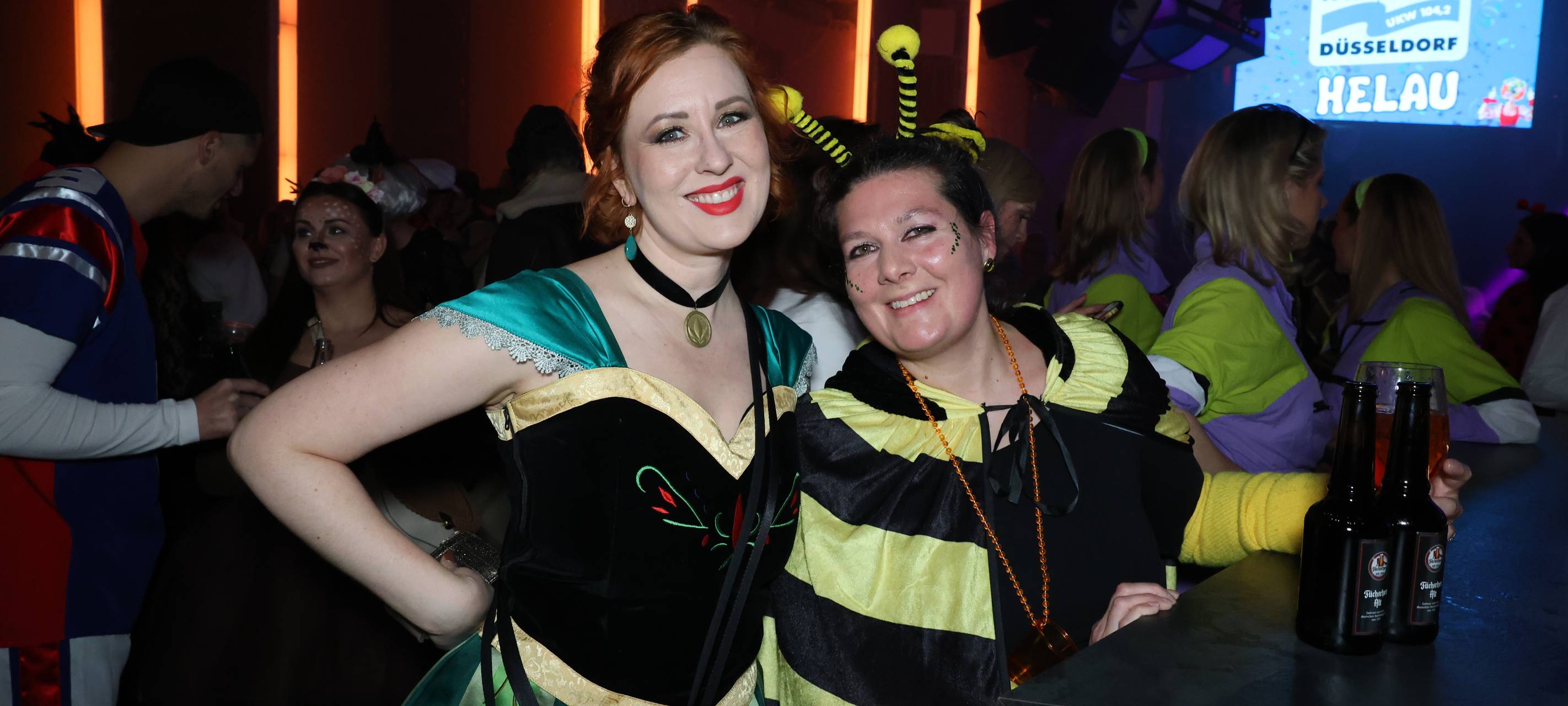 Verkleidete Menschen feiern bei der Altweiberparty von Antenne Düsseldorf in der Nachtresidenz.