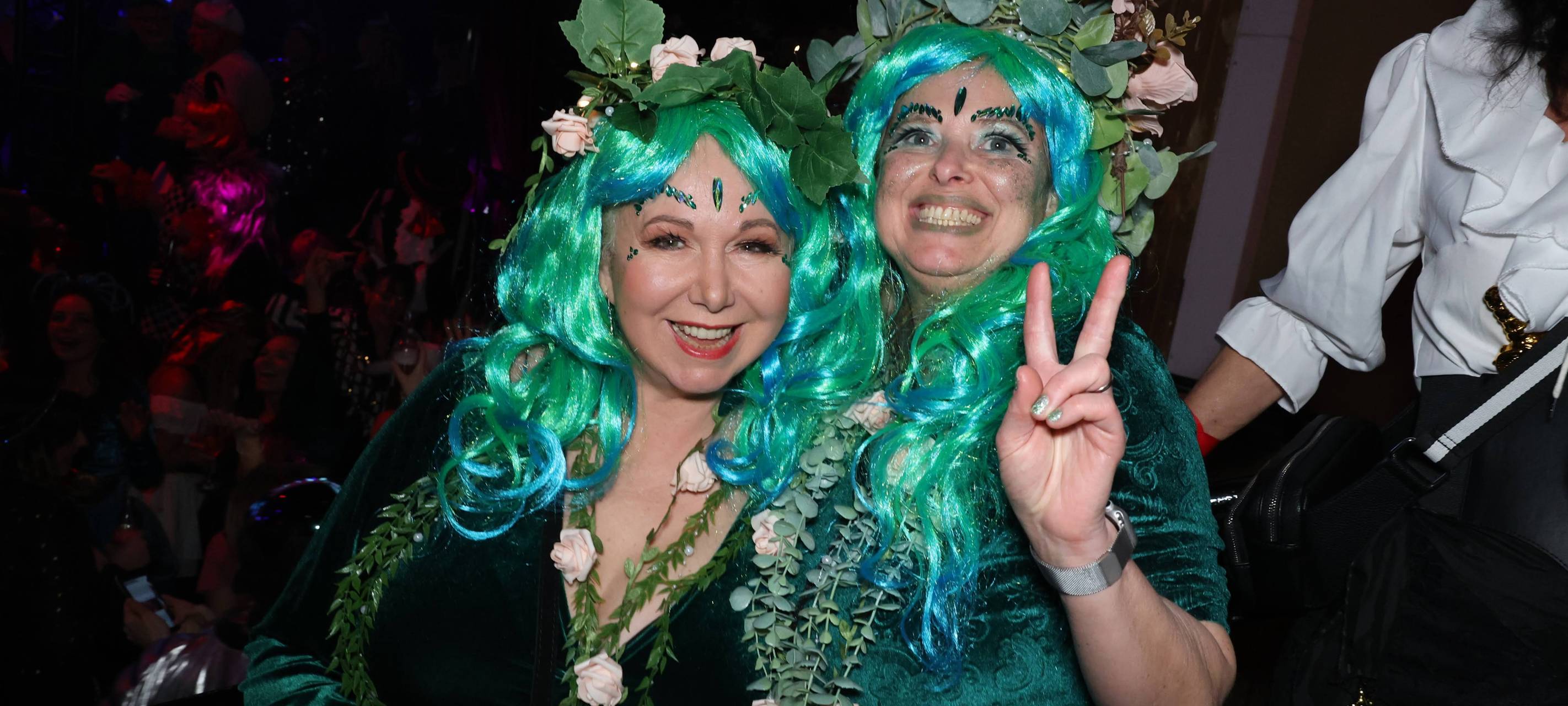 Verkleidete Menschen feiern bei der Altweiberparty von Antenne Düsseldorf in der Nachtresidenz.