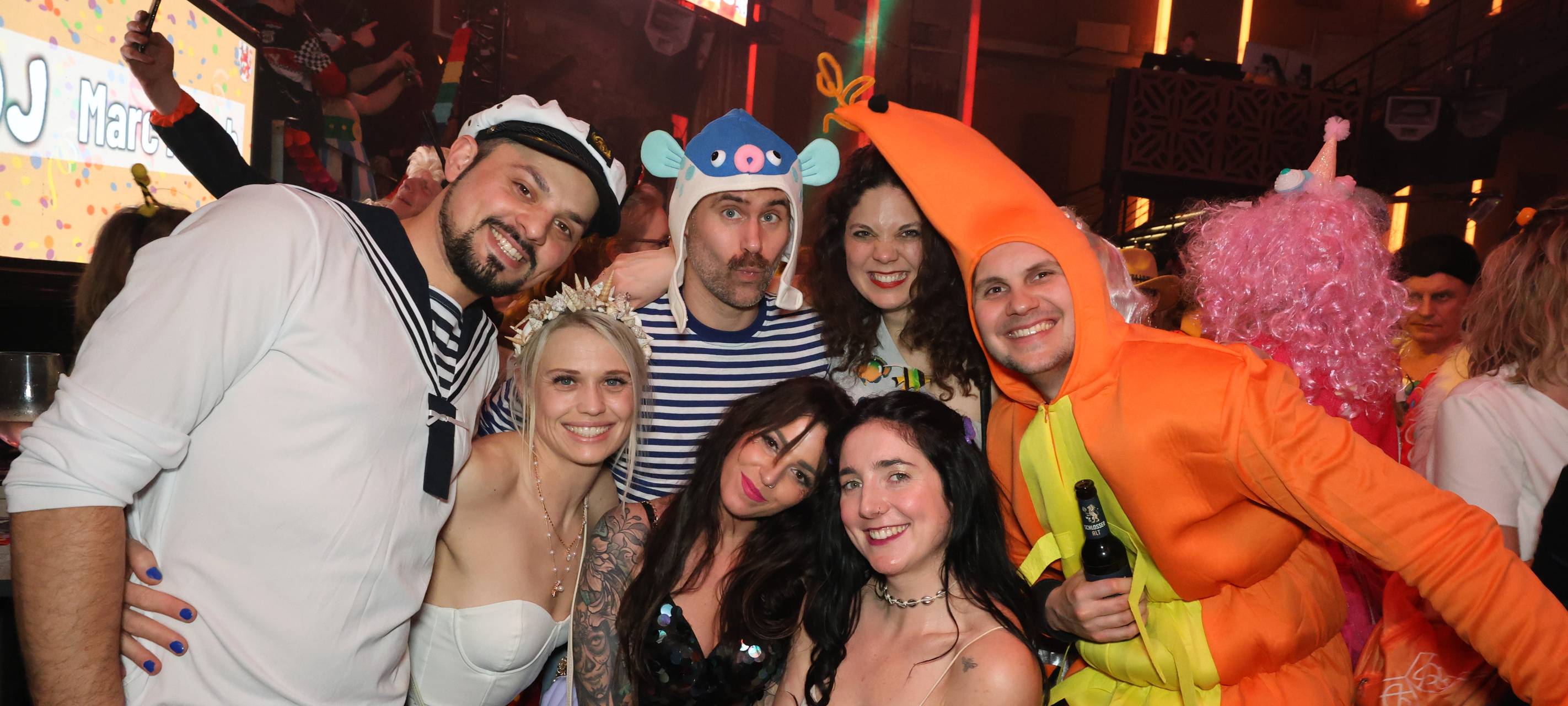 Verkleidete Menschen feiern bei der Altweiberparty von Antenne Düsseldorf in der Nachtresidenz.