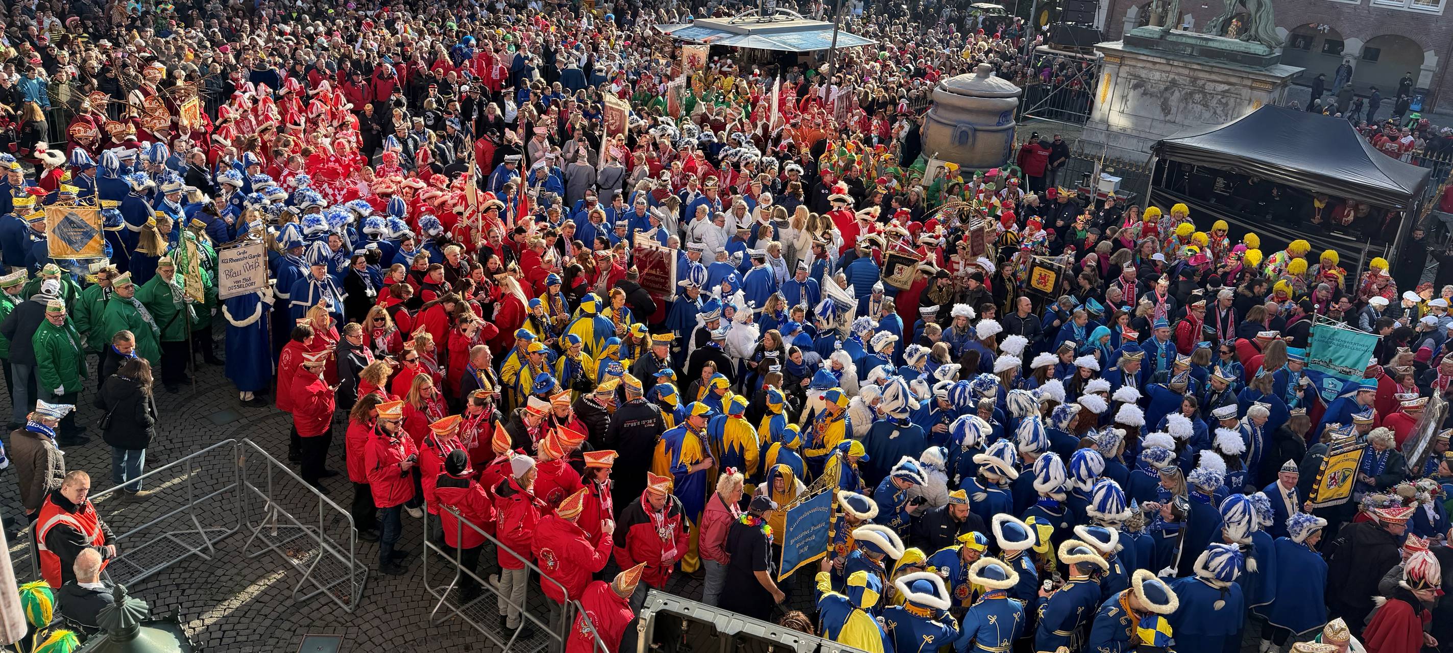 Jecken warten auf dem Marktplatz vor dem Rathaus auf die Rede des Hoppeditz.