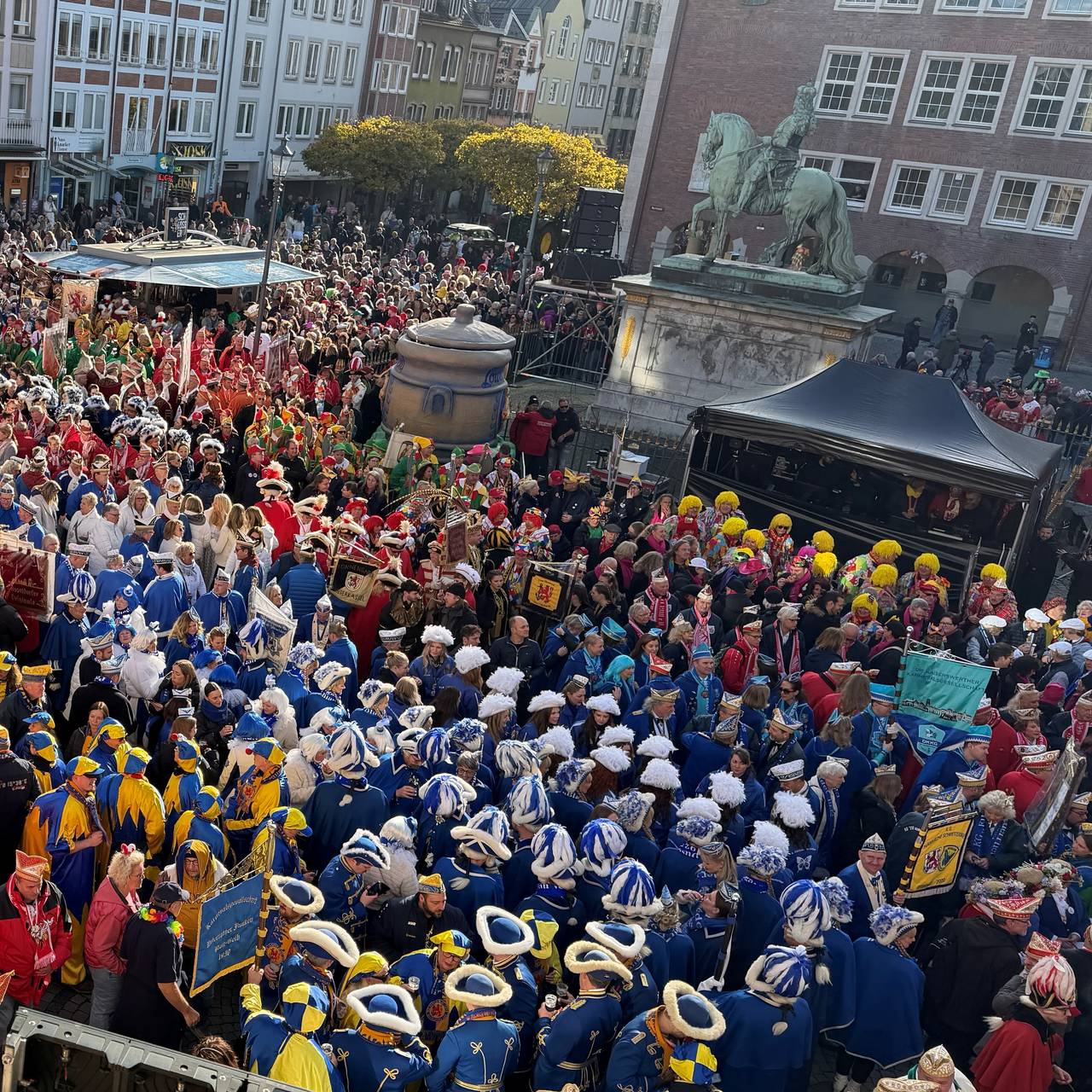 Jecken warten auf dem Marktplatz vor dem Rathaus auf die Rede des Hoppeditz.