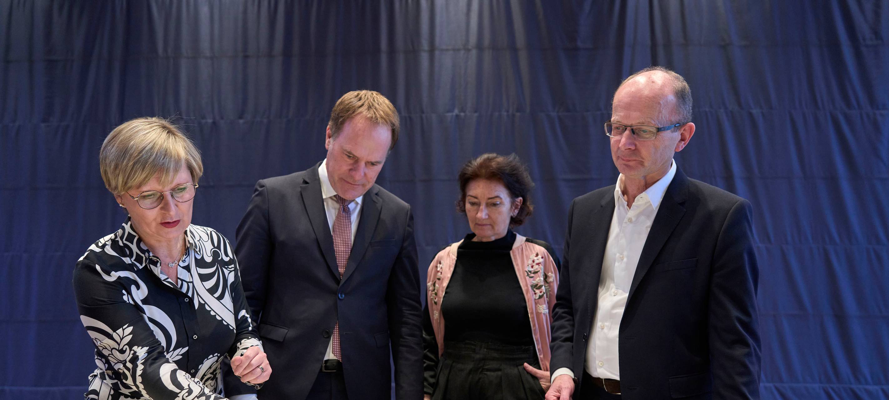 Nach der Sitzung des Preisgerichts im Wettbewerb für das "Opernhaus der Zukunft" (v.l.): Alexandra Stampler-Brown, Geschäftsführende Direktorin der Oper am Rhein, Oberbürgermeister Dr. Stephan Keller, Miriam Koch, Beigeordnete für Kultur und Integration, sowie Architekt und Stadtplaner Heiner Farwick, Vorsitzender des Preisgerichts, mit dem Modell des Siegerentwurfs.