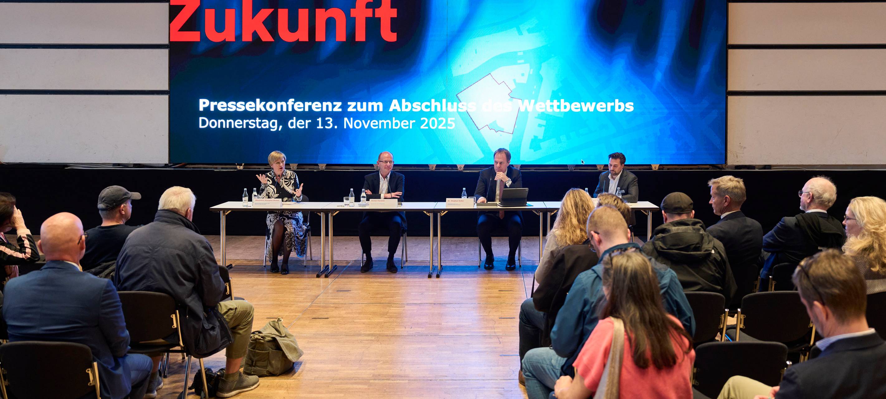 Alexandra Stampler-Brown, Geschäftsführende Direktorin der Oper am Rhein, Architekt und Stadtplaner Heiner Farwick, Vorsitzender des Preisgerichts, Oberbürgermeister Dr. Stephan Keller sowie Stadtsprecher Nils Mertens präsentierten die Siegerentwürfe.