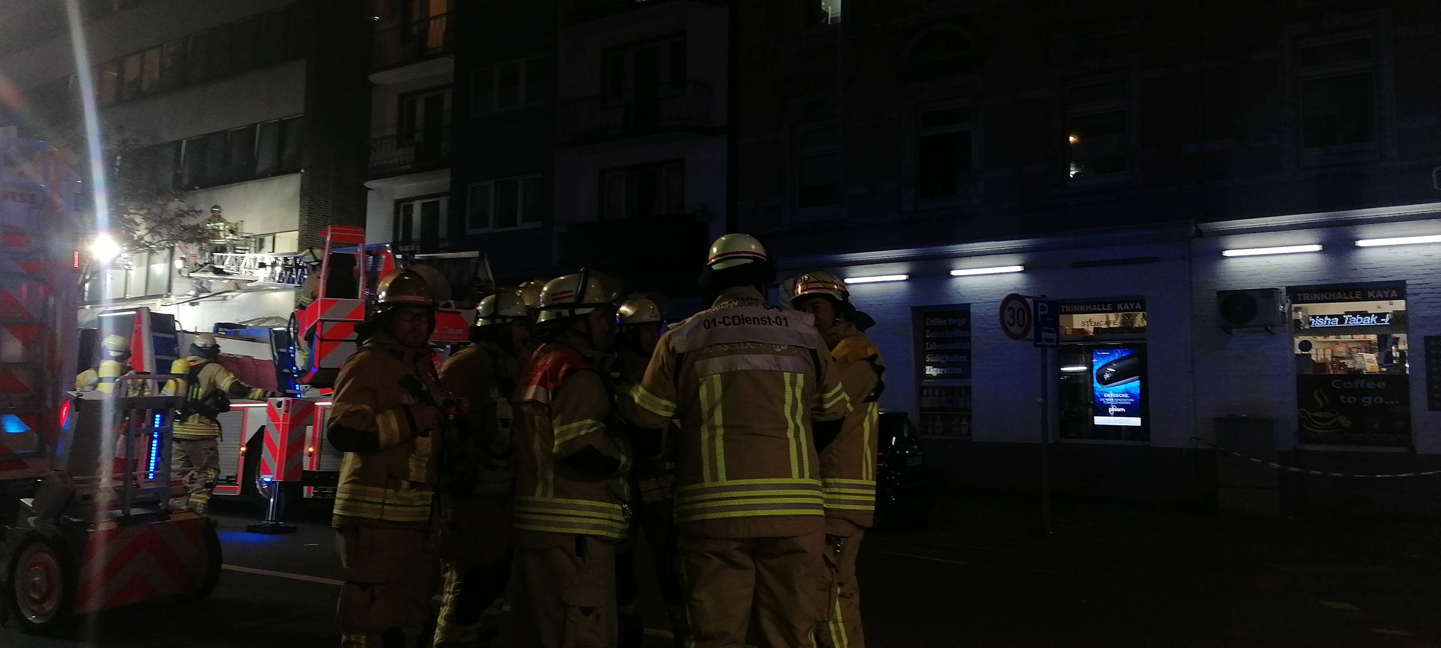 Feuerwehrmänner bei einem Einsatz auf der Markenstraße in Oberbilk.