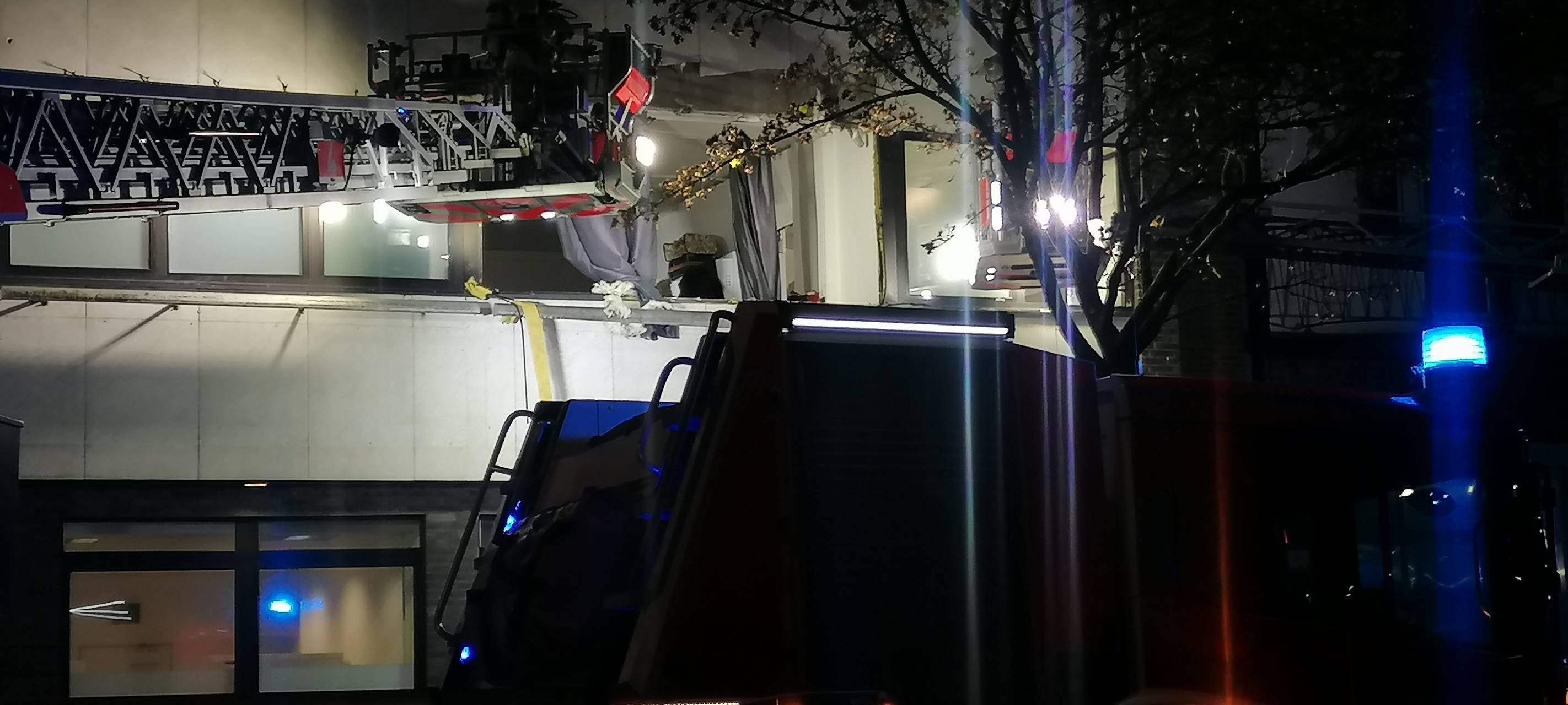 Ein Drehleitereinsatz der Feuerwehr nach einer Verpuffungsexplosion auf der Markenstraße in Oberbilk.