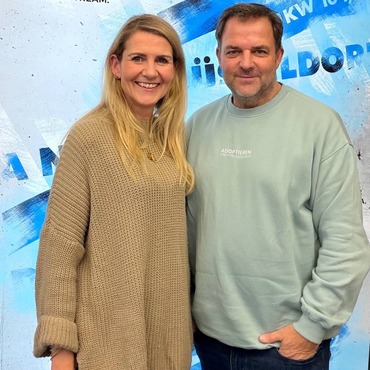 Moderatorin Claudia Monréal mit ihrem Talkgast, dem Hundetrainer Martin Rütter