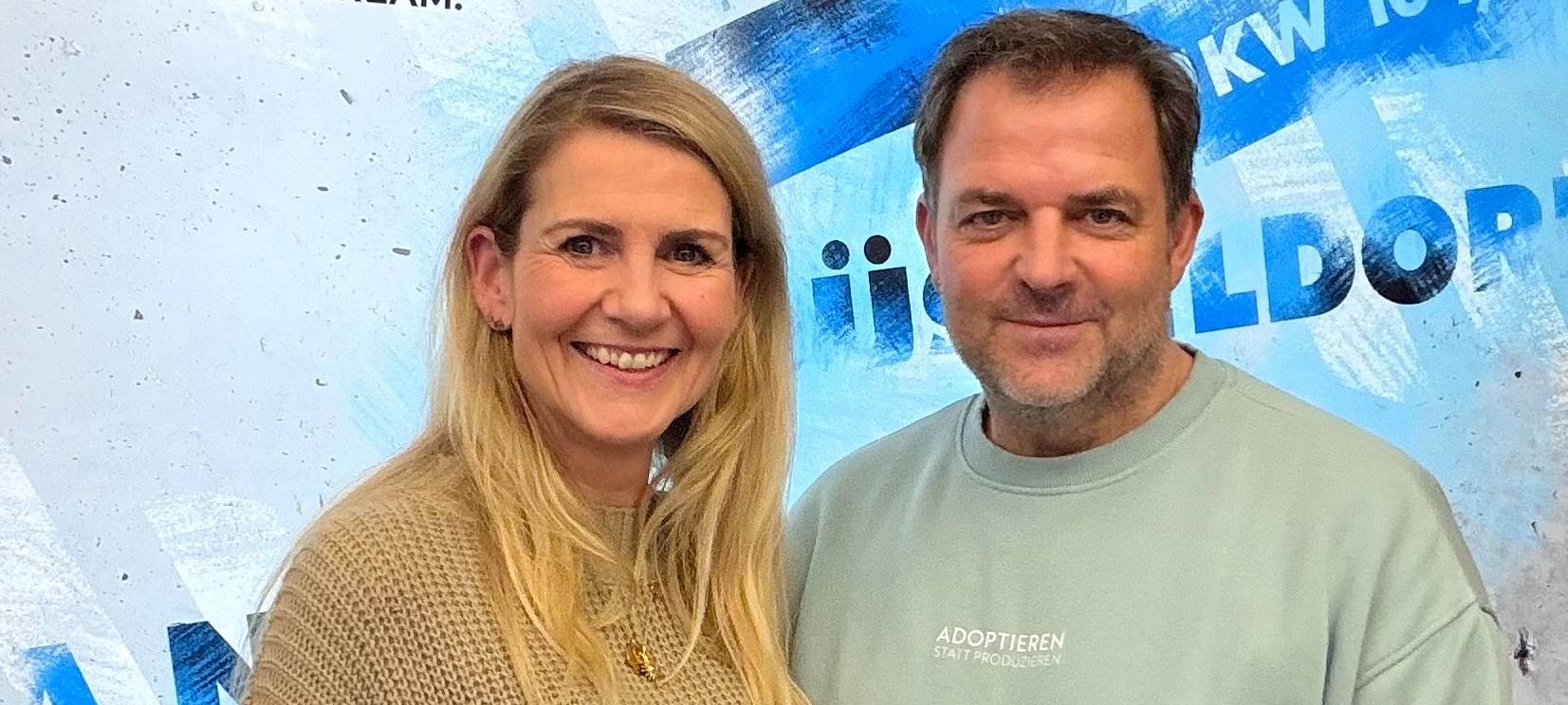 Moderatorin Claudia Monréal mit ihrem Talkgast, dem Hundetrainer Martin Rütter