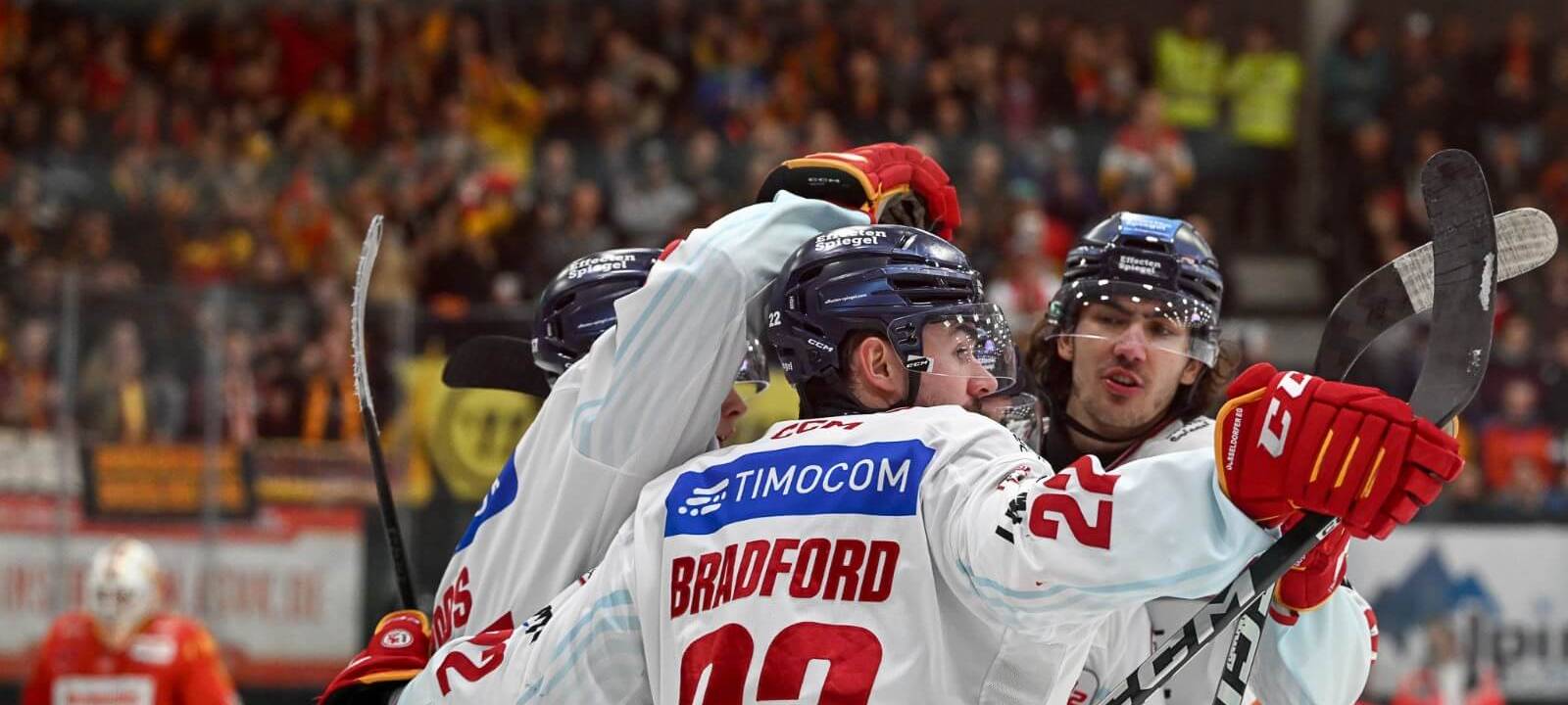 Drei DEG-Spieler bejubeln gemeinsam einen Treffer auf dem Eis.