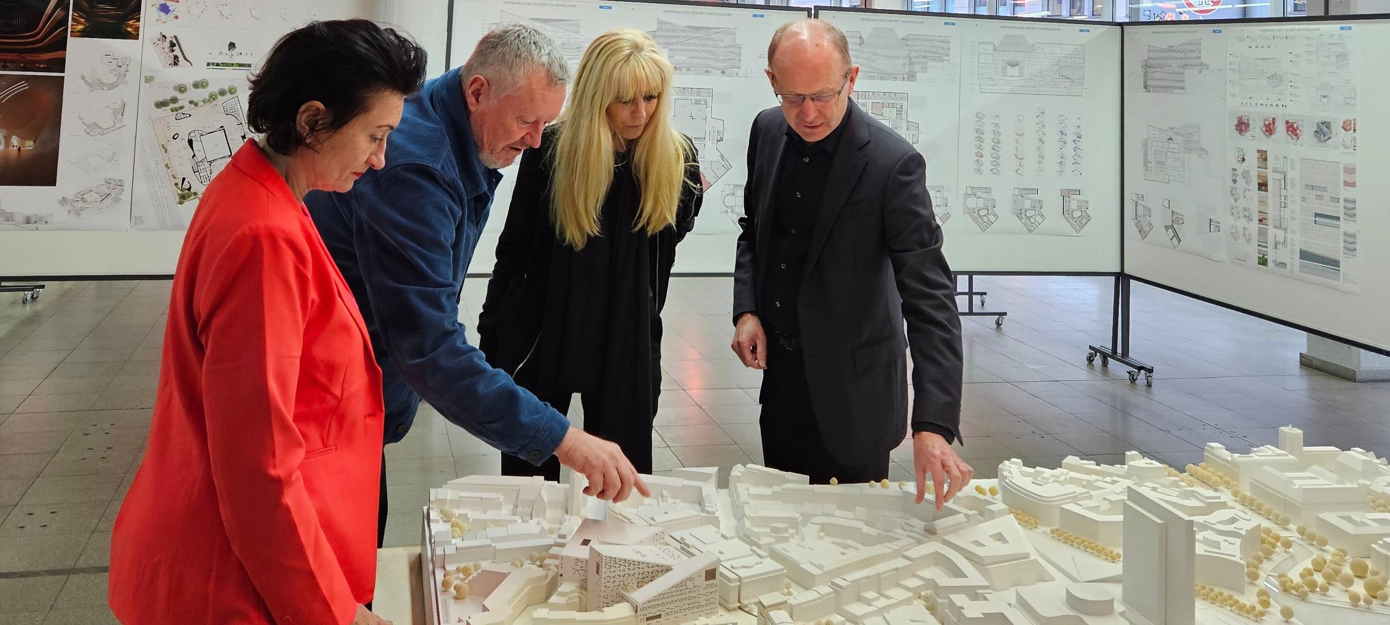 Verantwortliche schauen auf Gewinnermodell des Architektur-Wettbewerbs