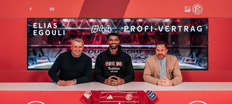 Fortuna-Spieler Elias Egouli bei der Unterzeichnung seines Profivertrages