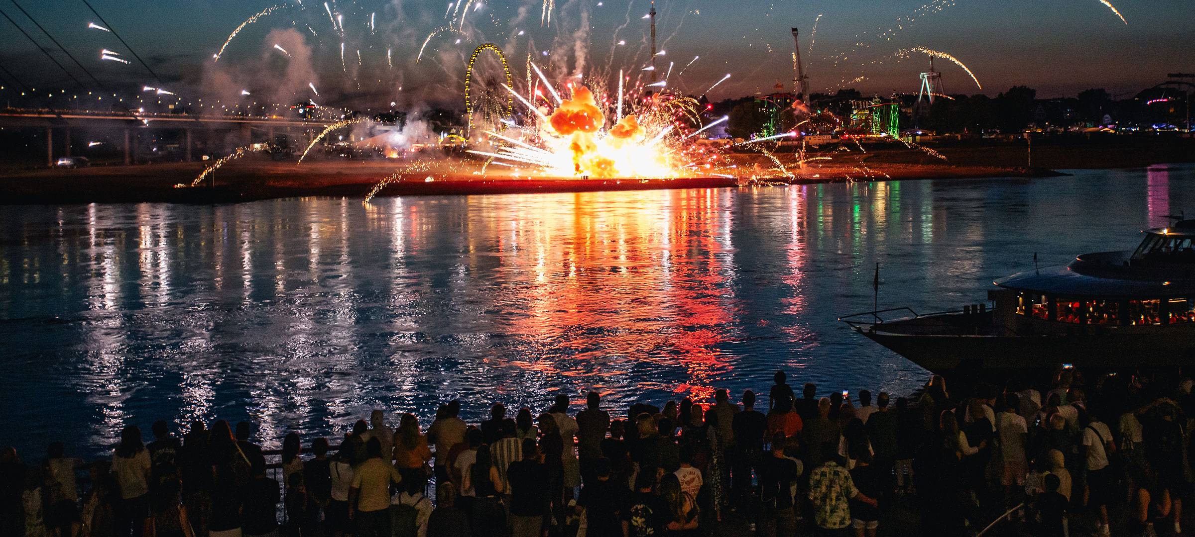 Während des Feuerwerks bei der Rheinkirmes in Düsseldorf sind mehrere Feuerwerkskörper unkontrolliert explodiert..