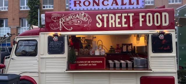 Ein Street-Food-Stand auf dem Roncalli-Weihnachtsmarkt an der Rheinuferpromenade.