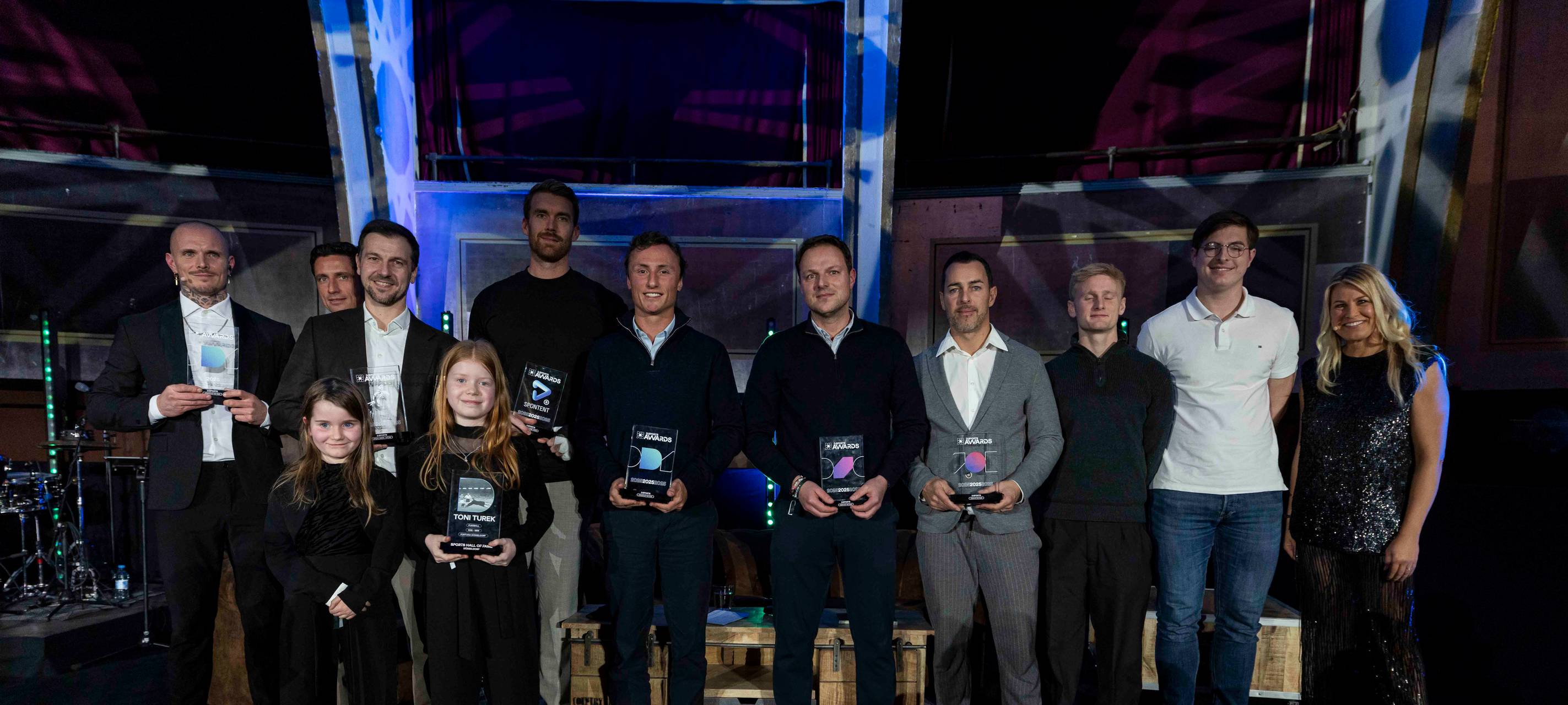 Die Gewinnerinnen und Gewinner der D.Sports Awards 2025 stehen nebeneinander und halten die Preise in der Hand.