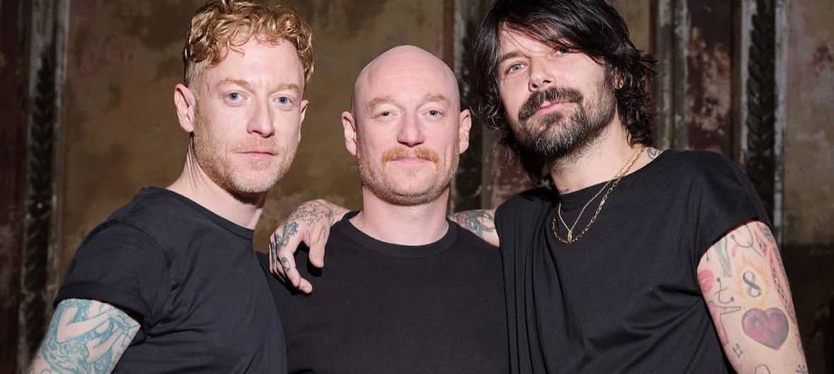 Die schottische Band Biffy Clyro in schwarzen Shirts.