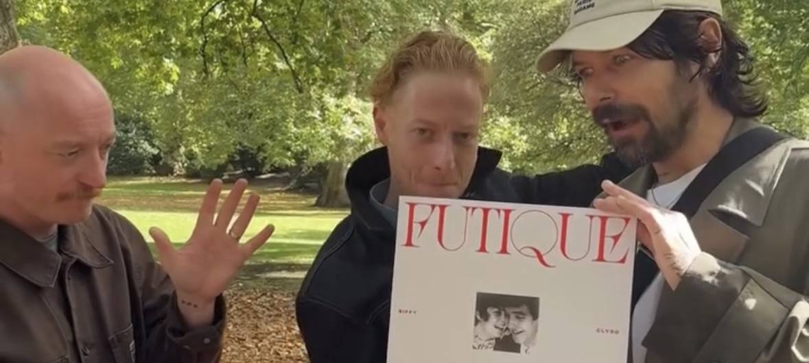 Biffy Clyro präsentieren ihre aktuelle Platte FUTIQUE in einem Park.