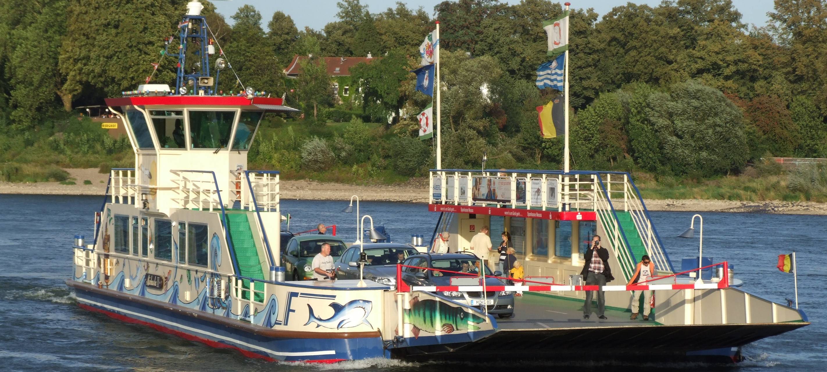 Die Rheinfähre zwischen Kaiserswerth und Meerbusch fährt über den Rhein.