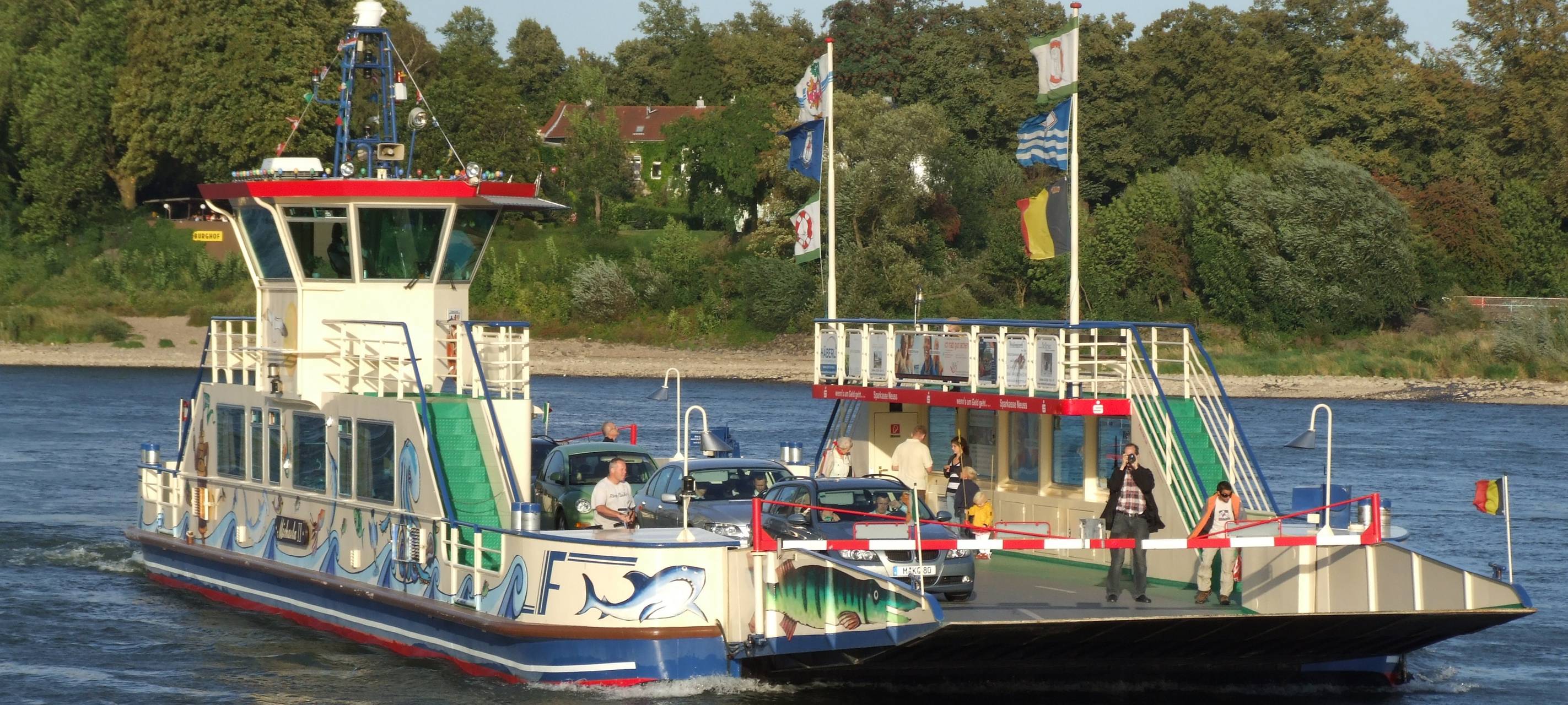 Die Rheinfähre zwischen Kaiserswerth und Meerbusch fährt über den Rhein.