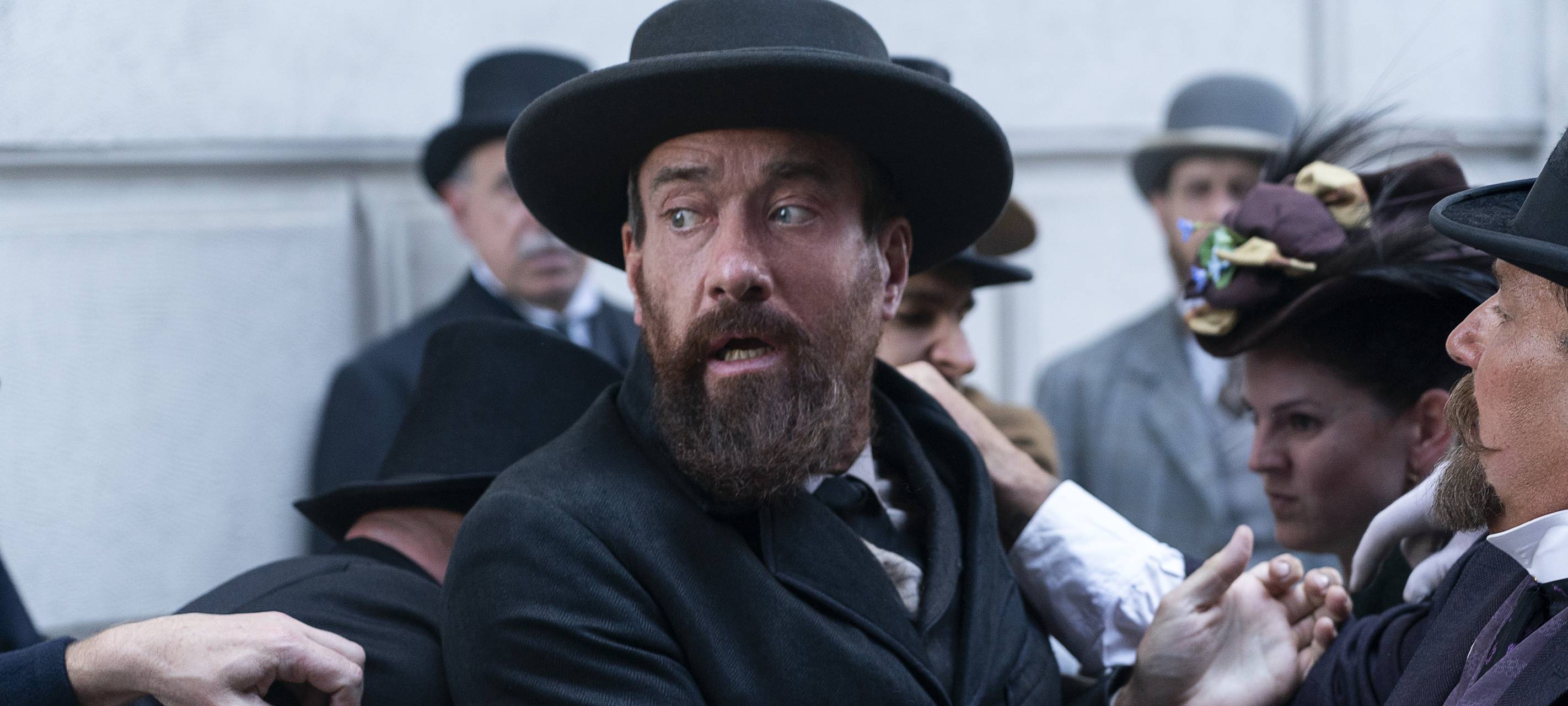 Charles in der Menge.