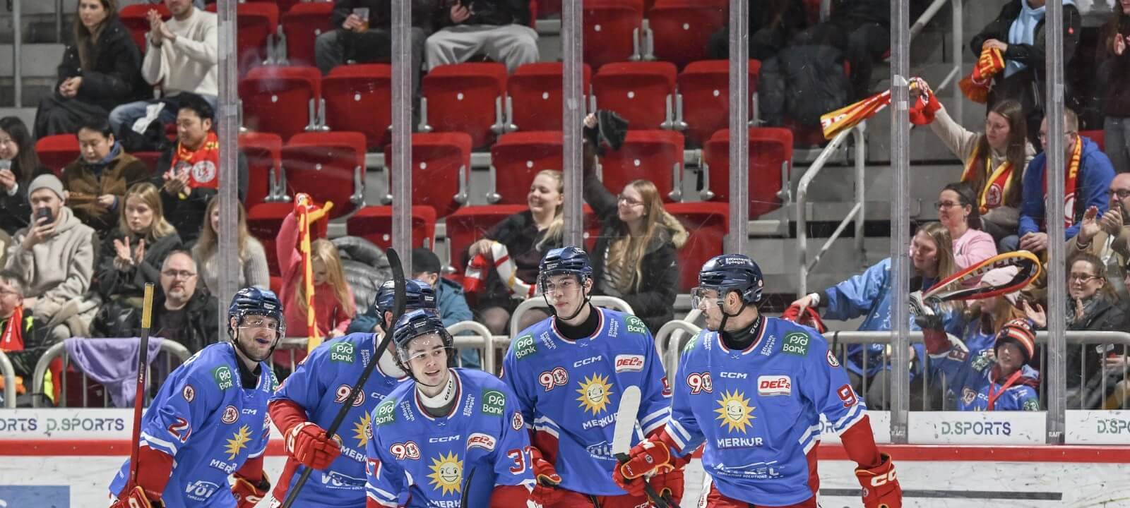 DEG-Spieler bejubeln den Heimsieg gegen die Eisbären Regensburg.