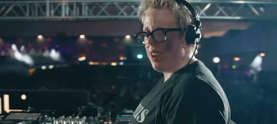 Marea Stamper (The Blessed Madonna) an ihren DJ-Decks vor einer Partycrowd