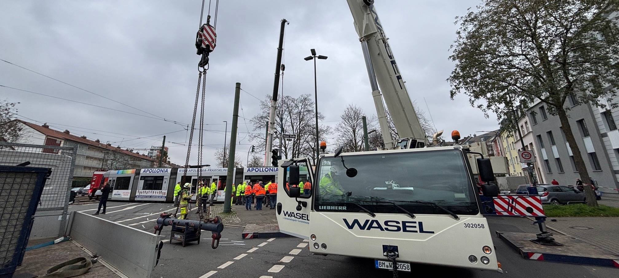 Eine Bahn der Rheinbahn-Linie U72 ist in Holthausen entgleist. Die Feuerwehr hat mit der Bergung begonnen.