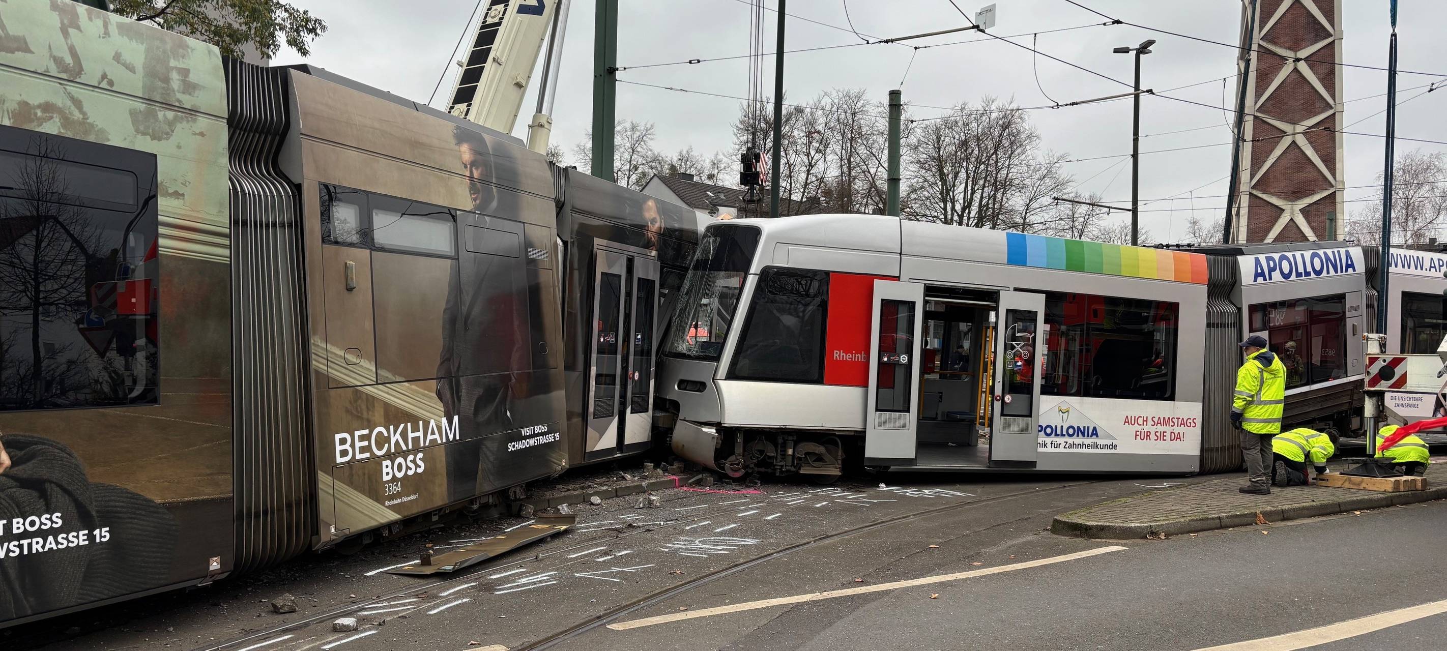 Eine Bahn der Rheinbahn-Linie U72 ist in Holthausen entgleist. Die Feuerwehr hat mit der Bergung begonnen.