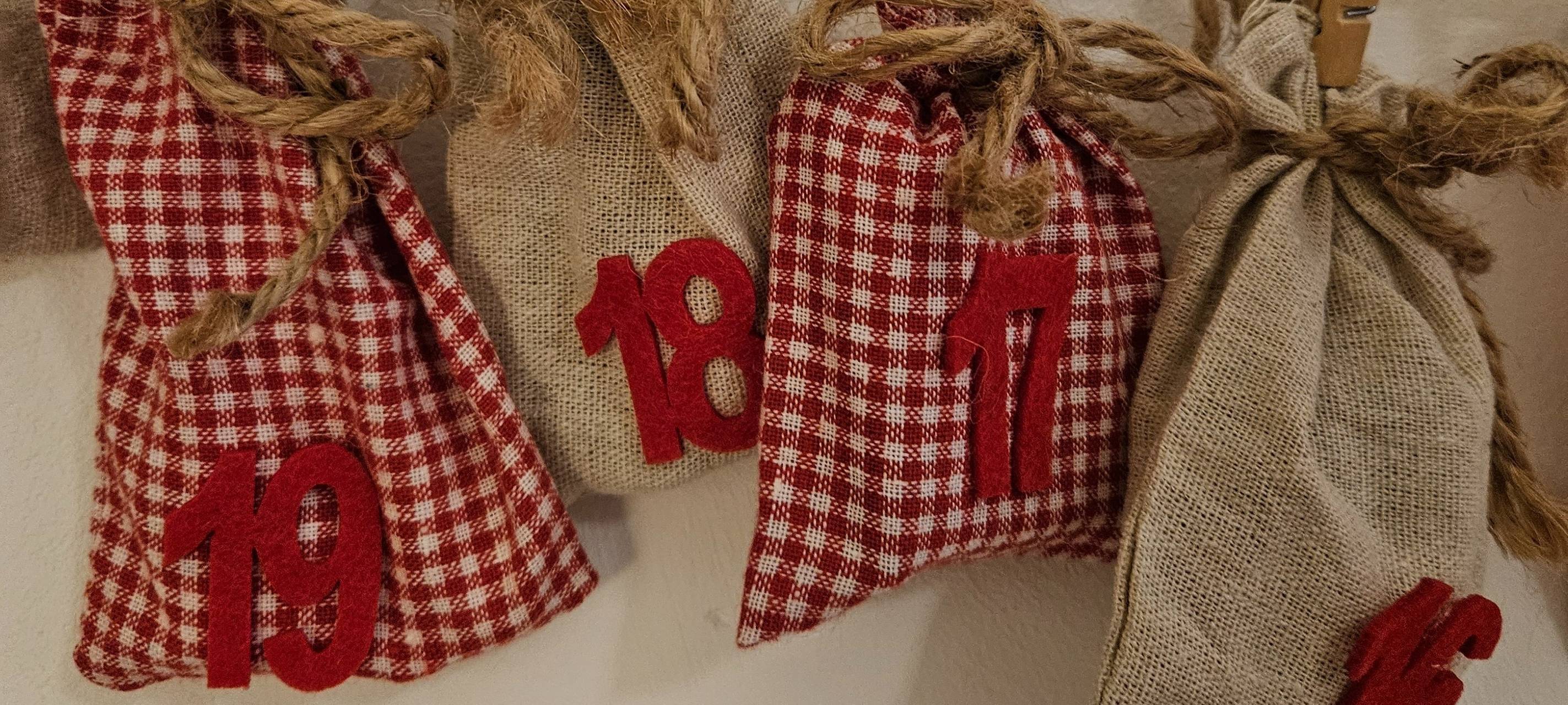 Stoffsäckchen eines Adventskalenders mit Zahlen.