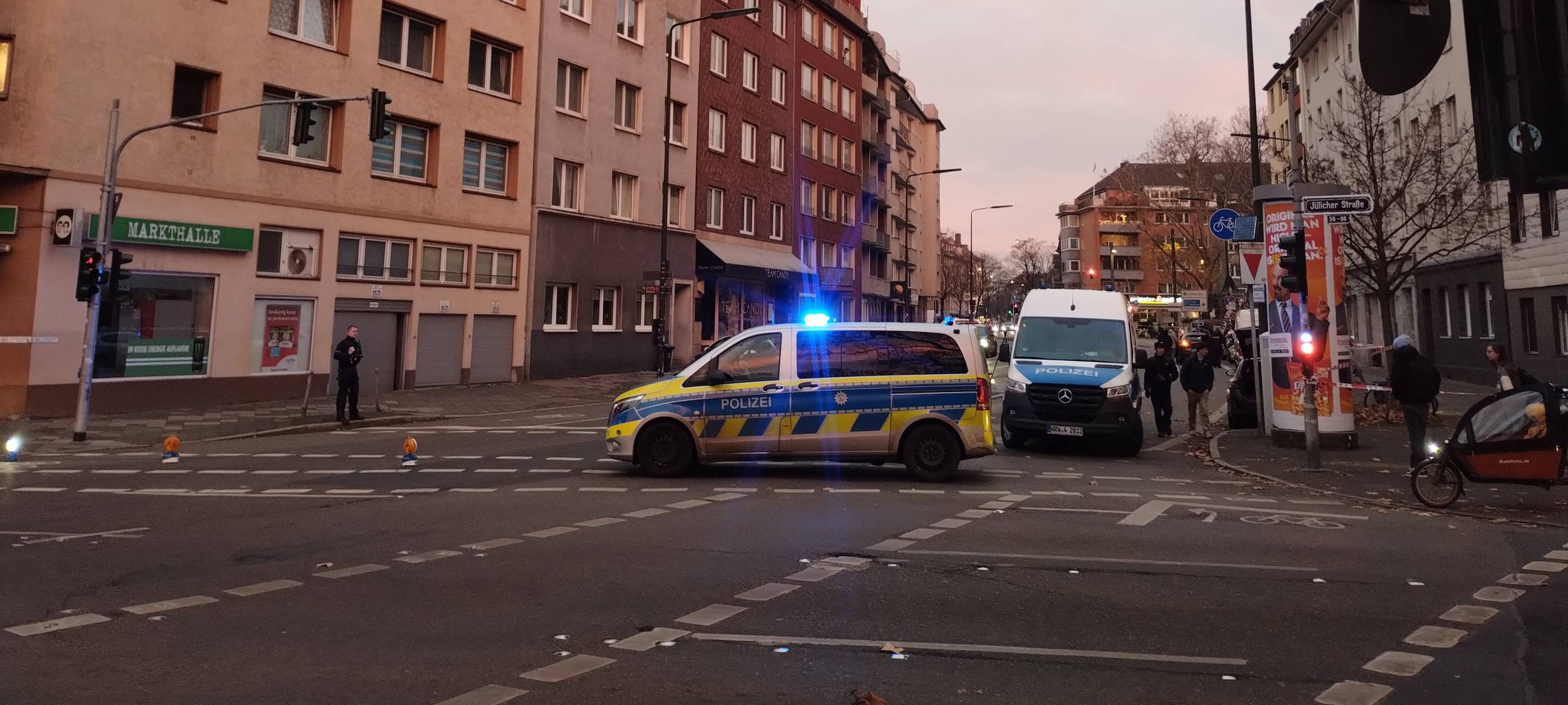 Eindrücke von der Eulerstraße. Hier hat es in der Nacht eine Explosion im Eingangsbereich eines Mehrfamilienhauses gegeben.