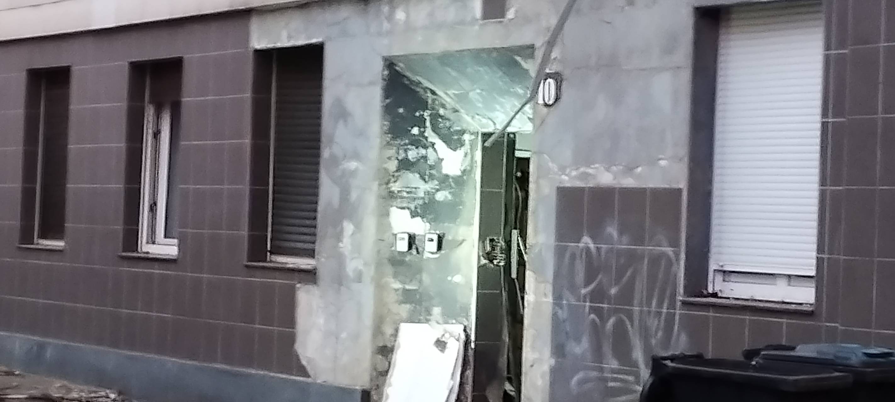 Der zerstörte Eingangsbereich eines Mehrfamilienhauses auf der Eulerstraße. Hier hat es eine Explosion gegeben.
