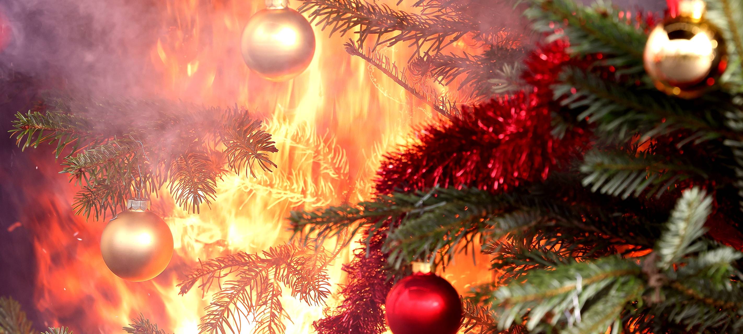 Ein brennender Tannenbaum - als Warnung der Feuerwehr vor dem richtigen Umgang mit Kerzen & Co.
