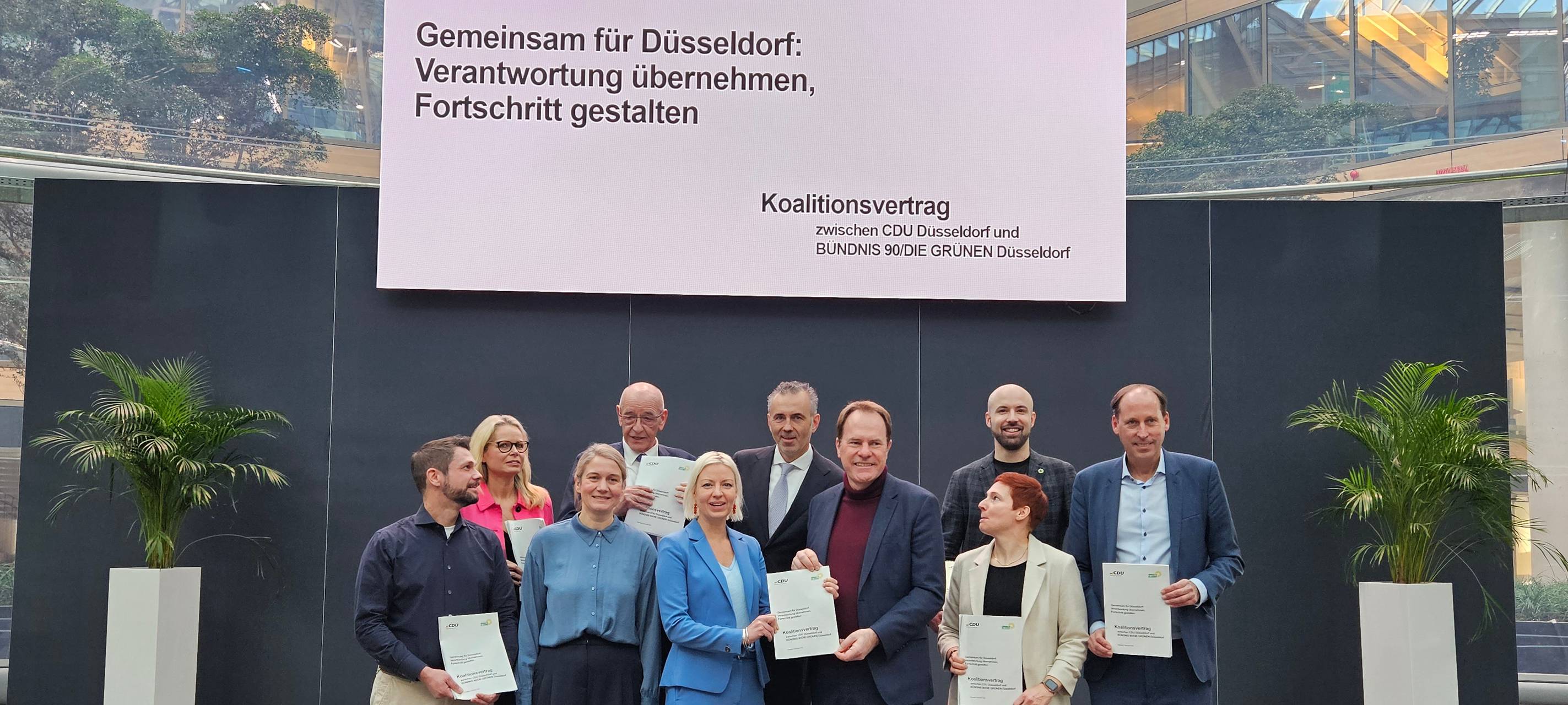 Vertreter der Parteien CDU und Bündnis 90 die Grünen mit dem neuen Koalitionsvertrag.