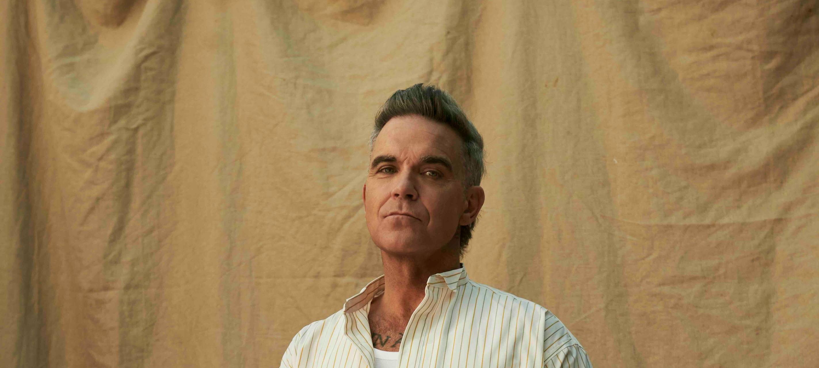 Robbie Williams schaut in die Kamera