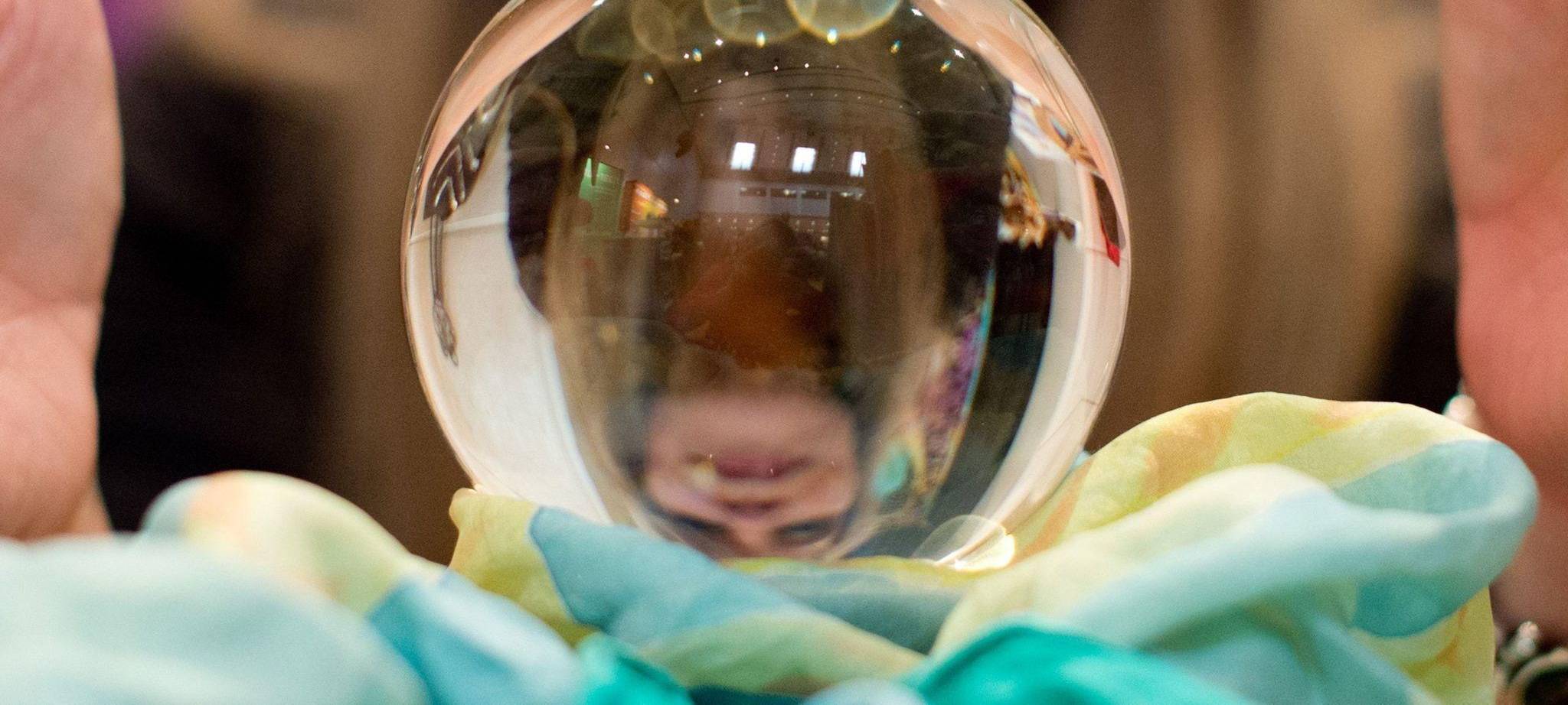 Wahrsagerin mit Kristallkugel