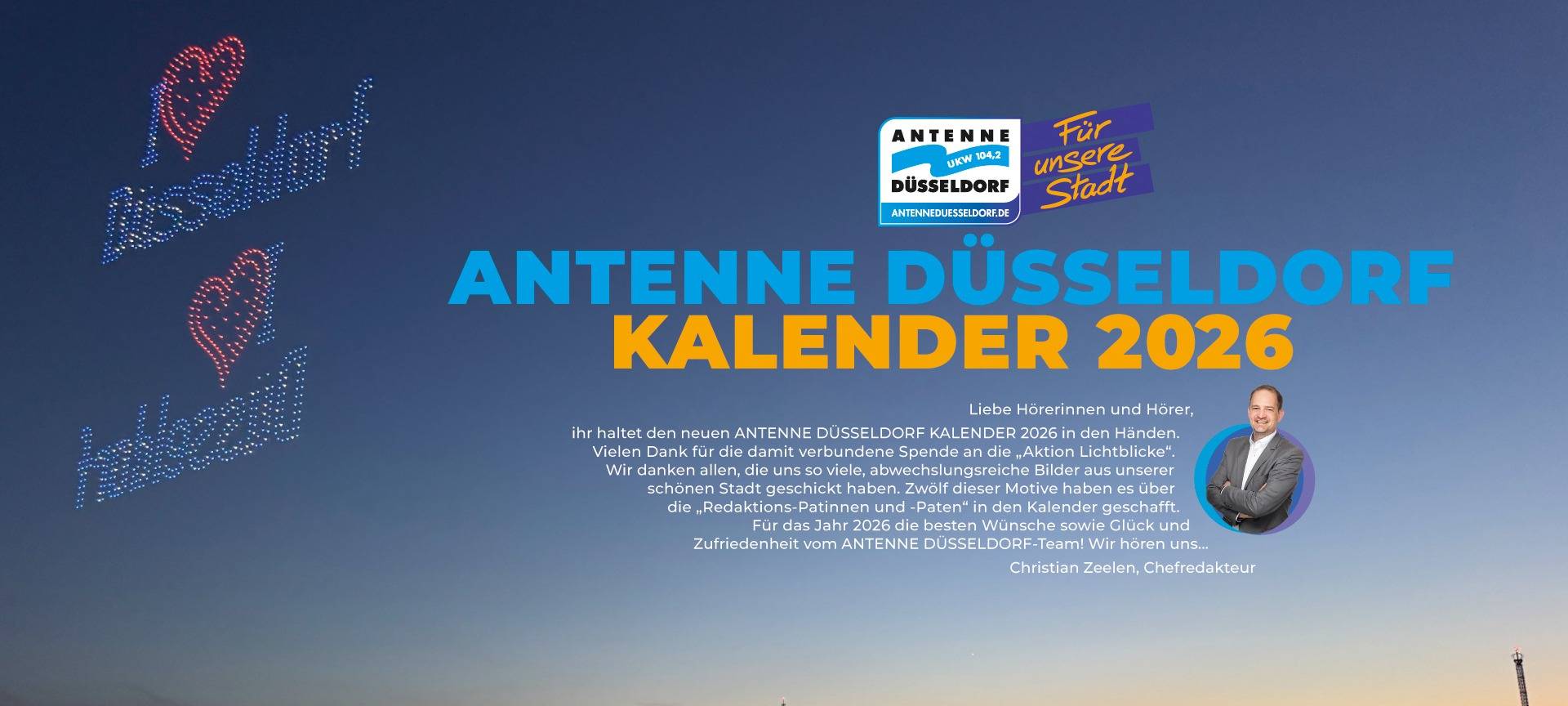 Das Titelbild zeigt die Rheinkirmes am Abend der Drohnenshow die "I love Düsseldorf" in den Himmel schreiben.