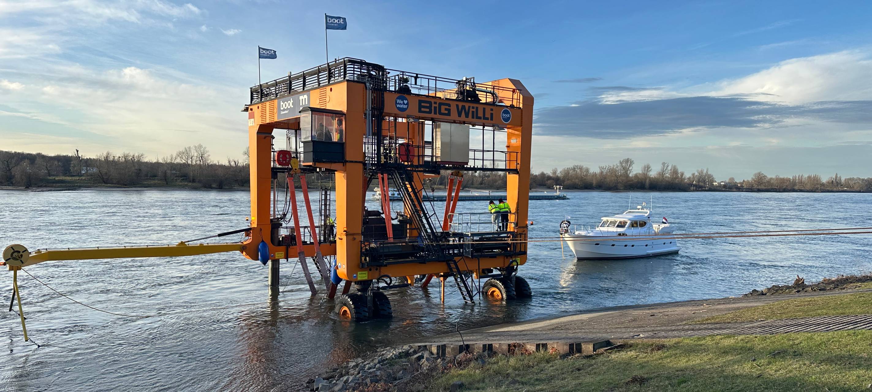 Eine Yacht fährt auf den Messekran Big Will zu.