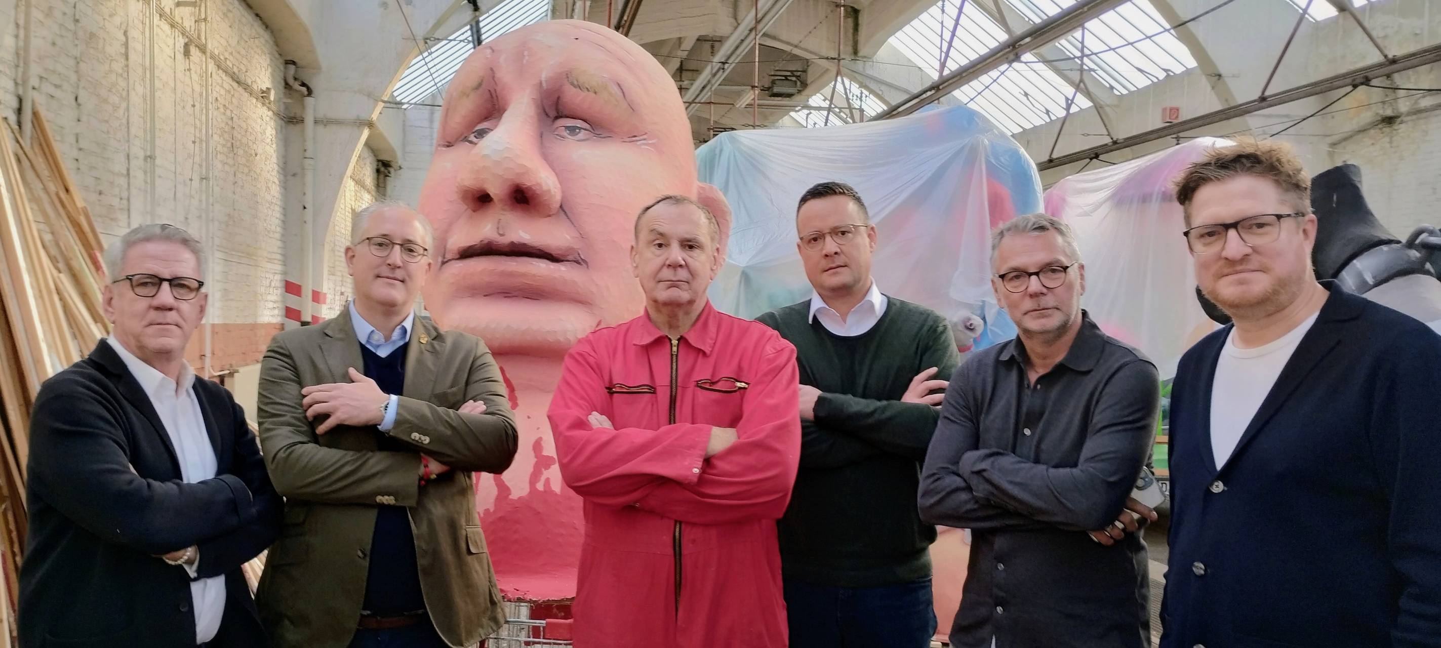 Vertreter des Düsseldorfer Brauchtums und der Wirtschaft zeigen Solidarität mit Wagenbauer Jacques Tilly. Sie stehen vor einer überdimensionalen Putin-Büste.