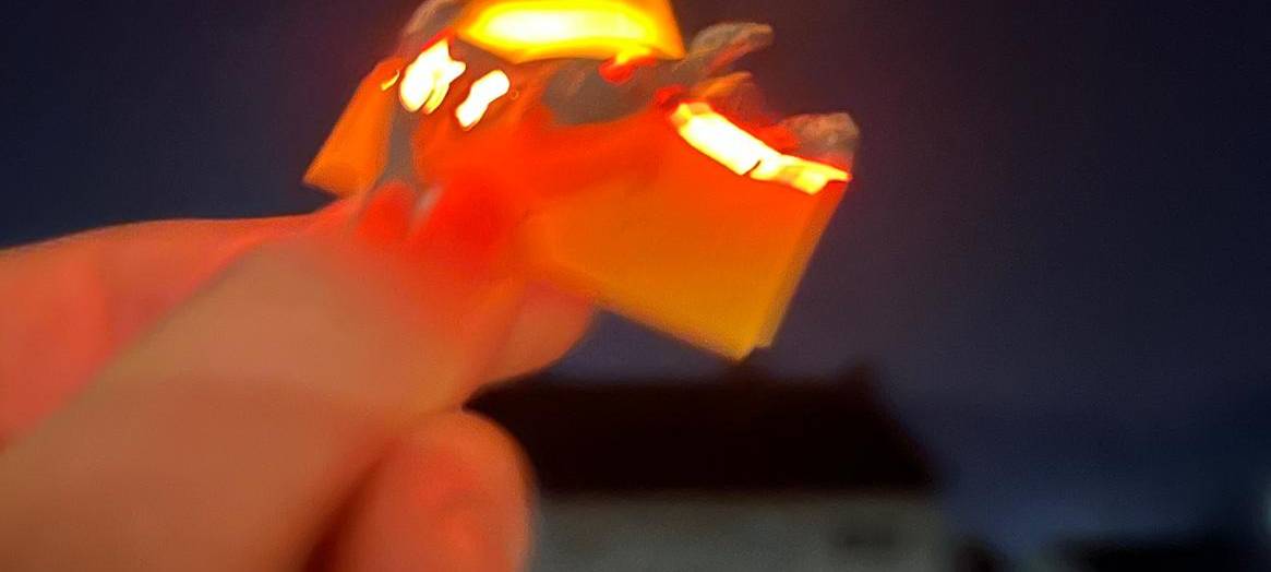 Zettelchen mit einem Wunsch für das nächste Jahr wird verbrannt.