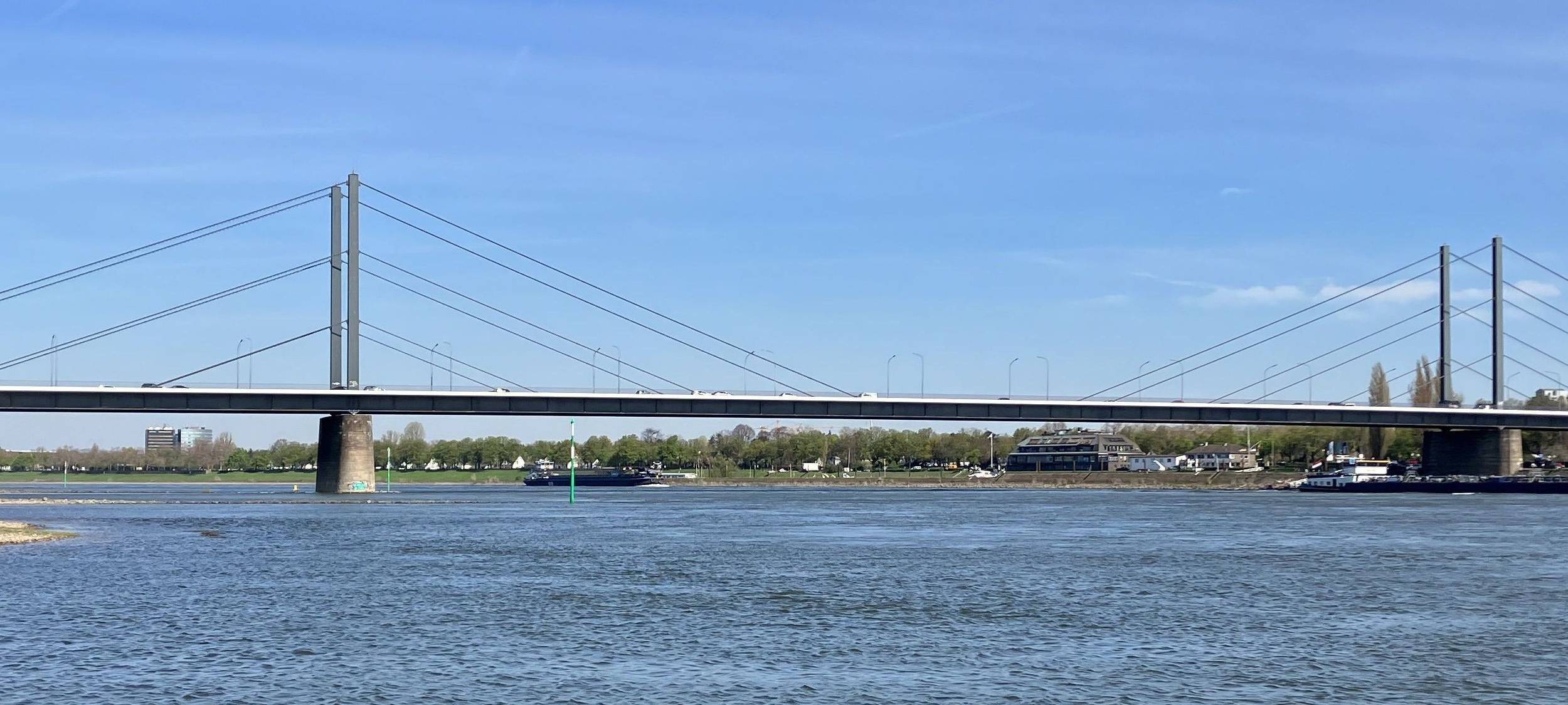 Die marode Theodor-Heuss-Brücke führt zwischen Golzheim und dem Seestern über den Rhein.