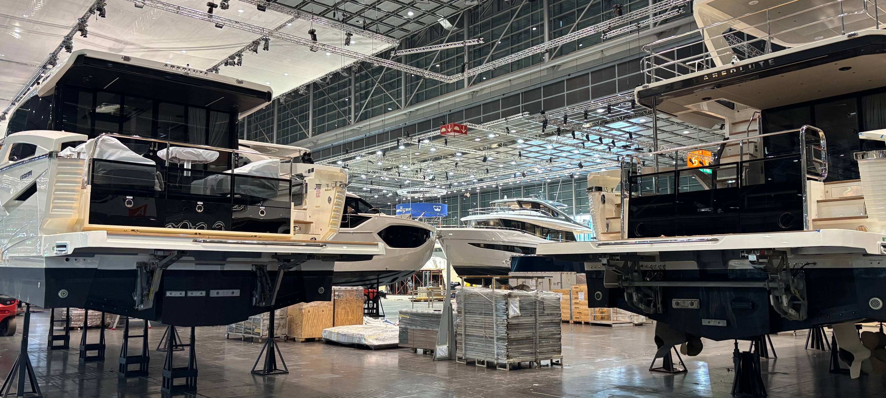 Yacht auf der Messe boot beim Aubau