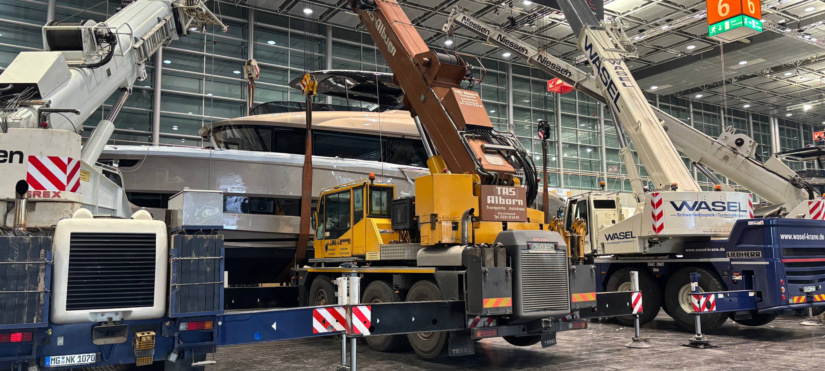 Yacht auf der Messe boot beim Aubau